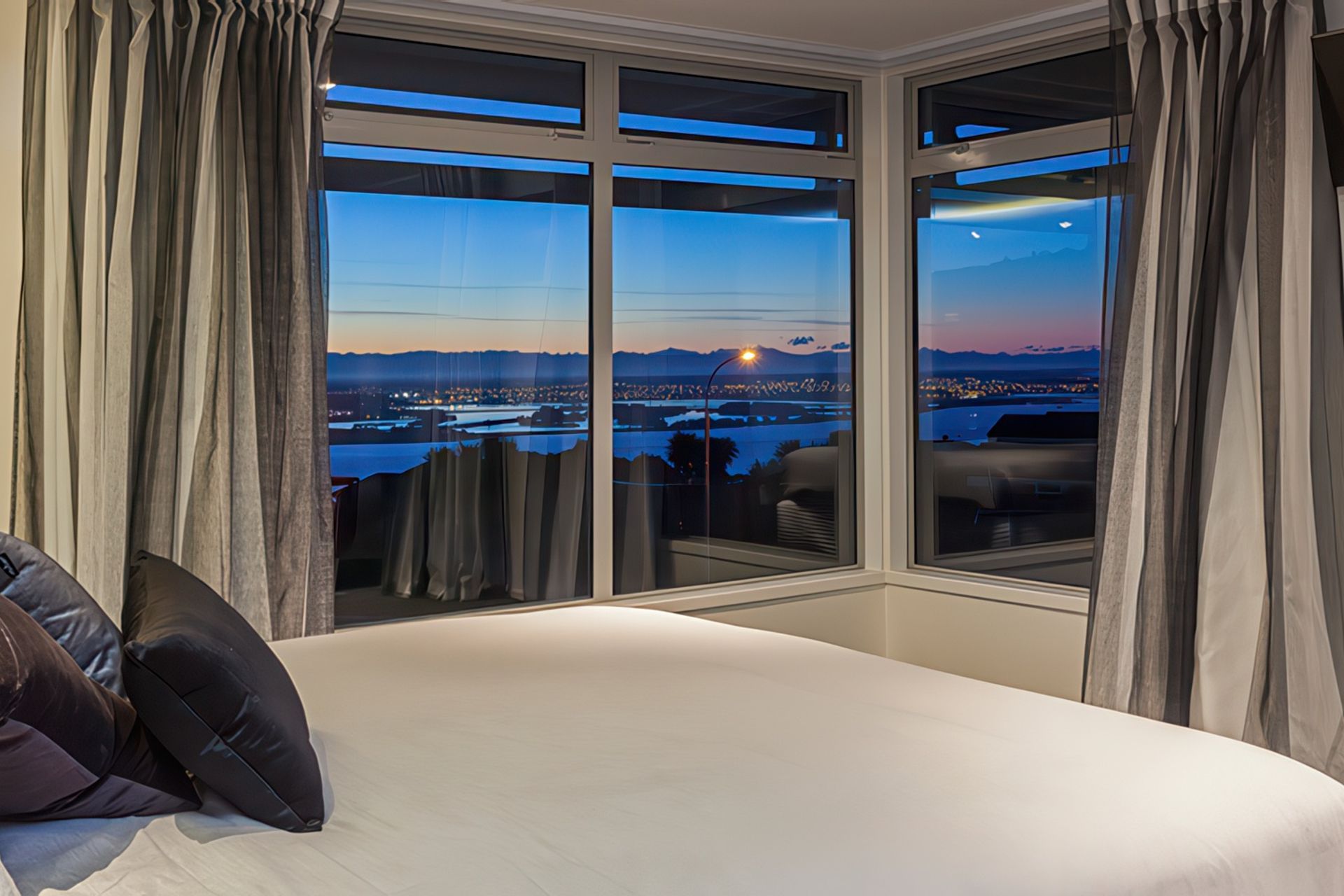 Master-bedroom-city-view-gigapixel-low-resolution-v2-2x.jpeg