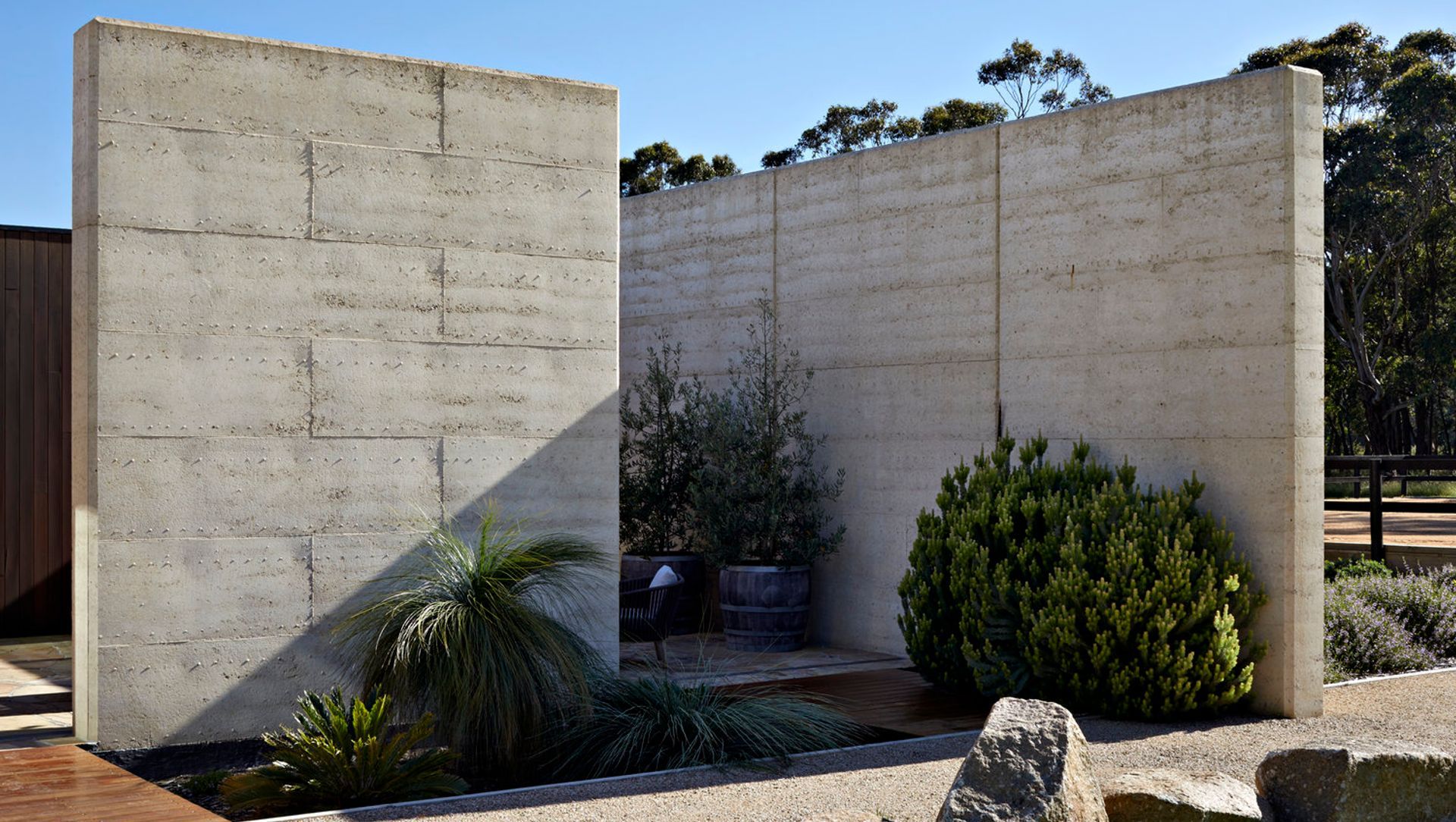 TK House, Tuerong banner