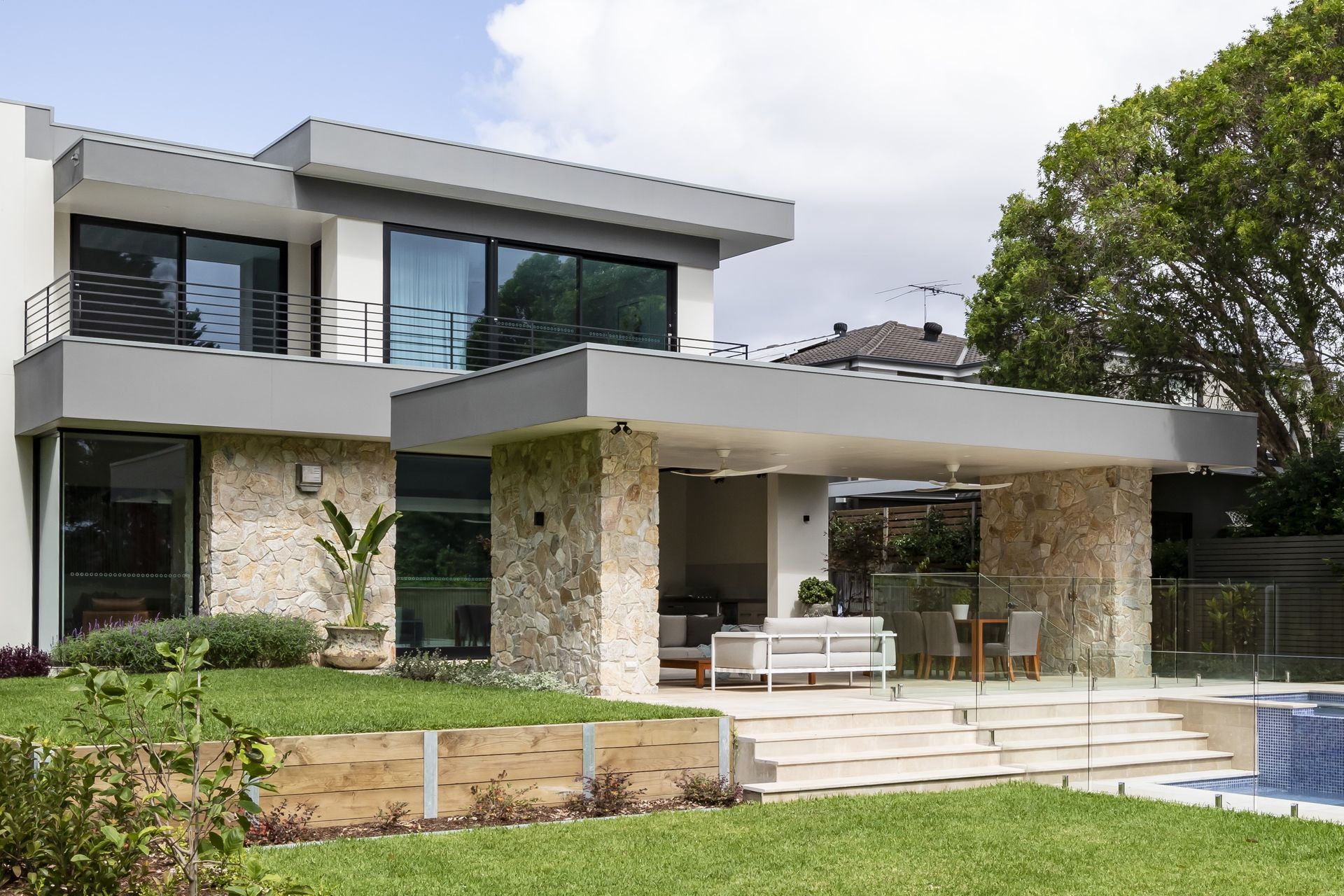 Lavarosa Limestone | Summit Wall Cladding | Chateau Architects + Builders | Crystal Pools | Green Coast Landscapers | Think Outside Gardens | One Four Interiors