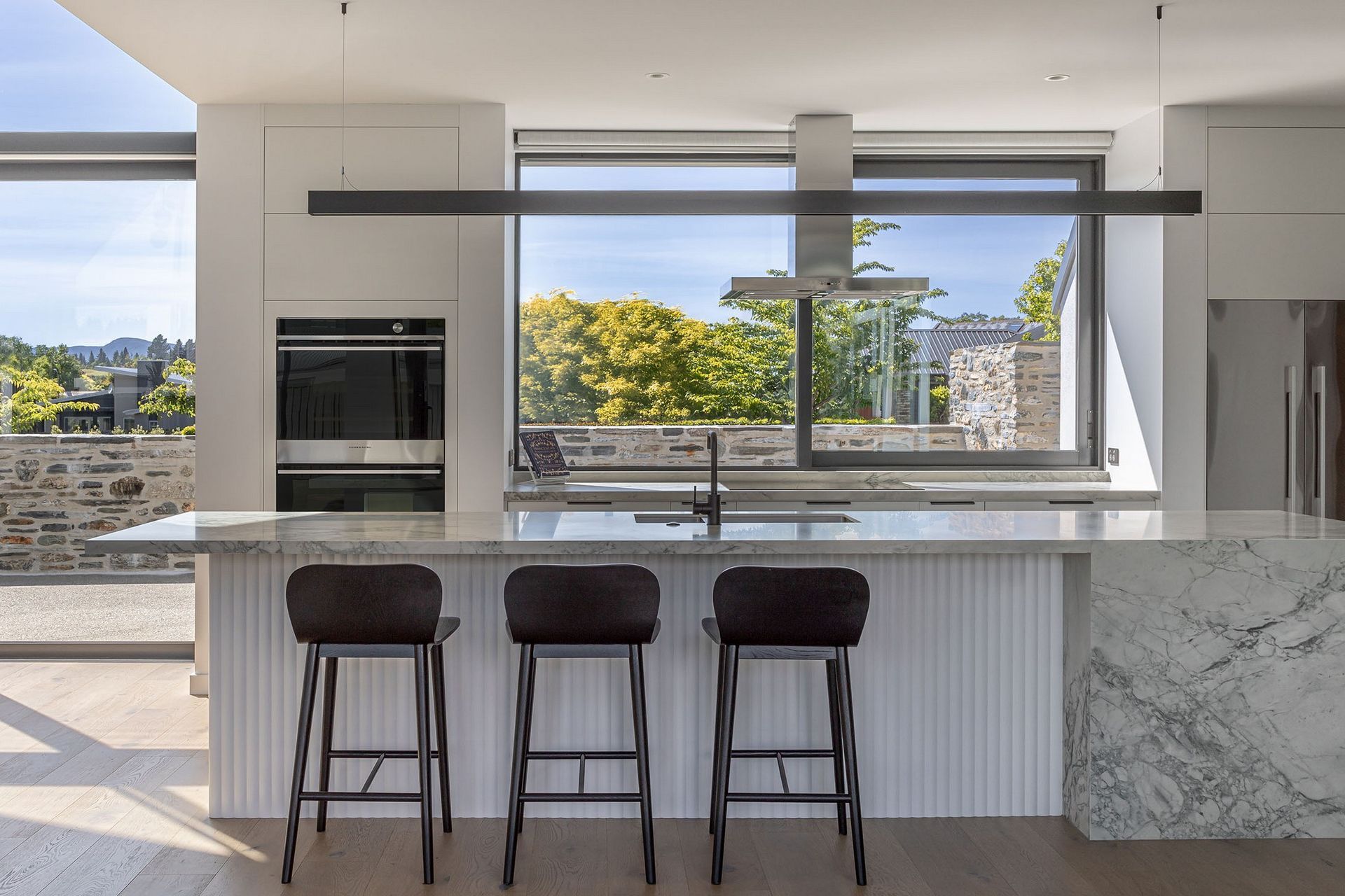 White-Peaks-Residence-Johnston-Architects-002-.jpg