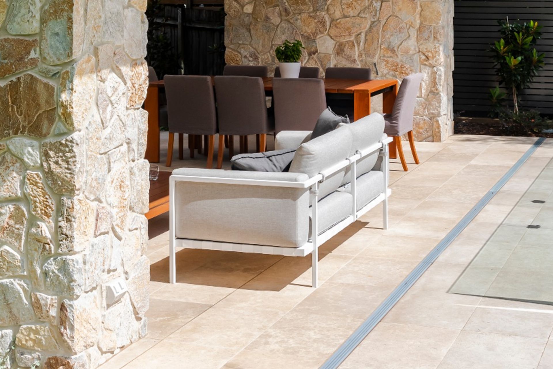 Lavarosa Limestone | Summit Wall Cladding | Chateau Architects + Builders | Crystal Pools | Green Coast Landscapers | Think Outside Gardens | One Four Interiors