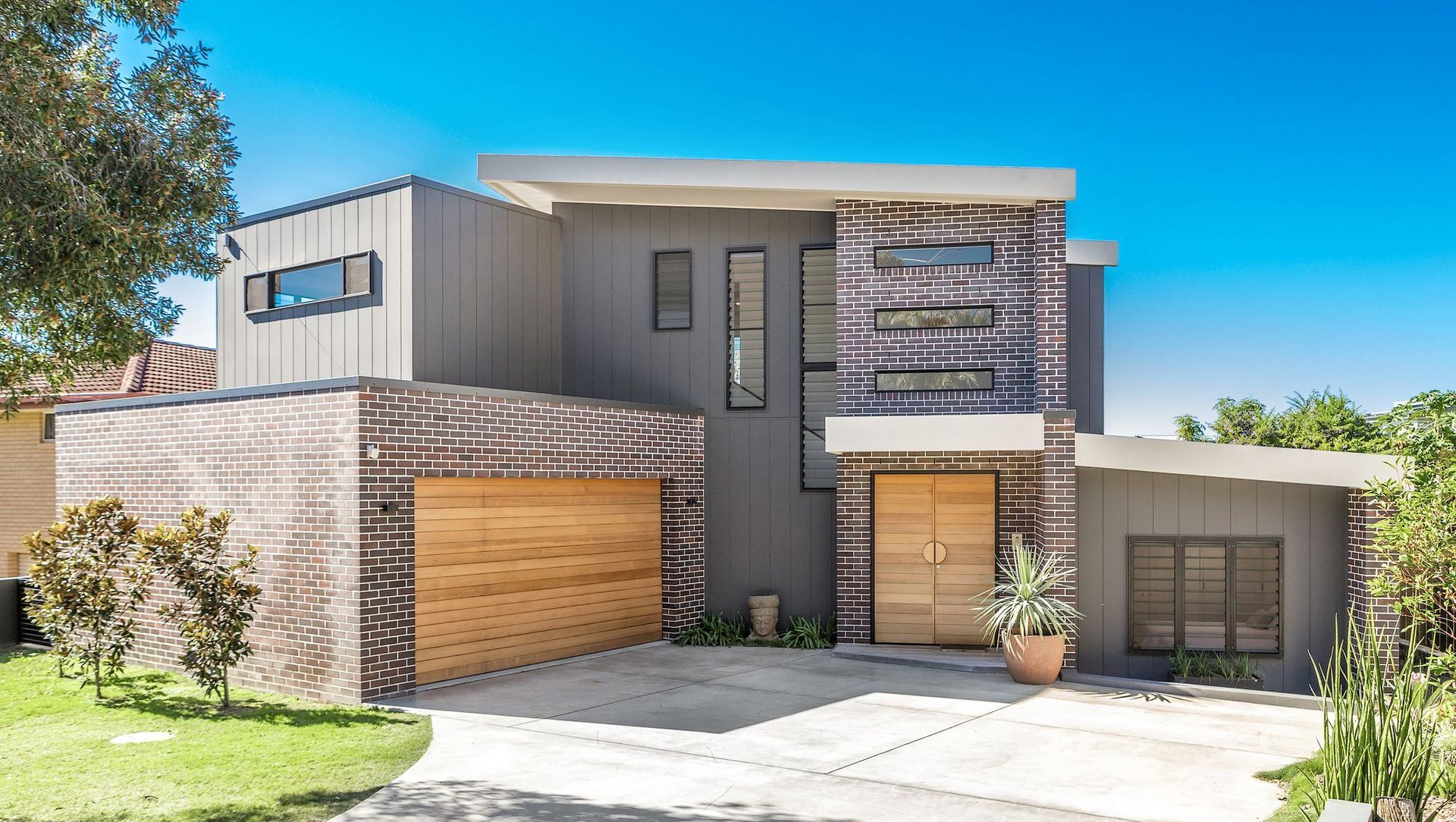 Modern Lennox House banner