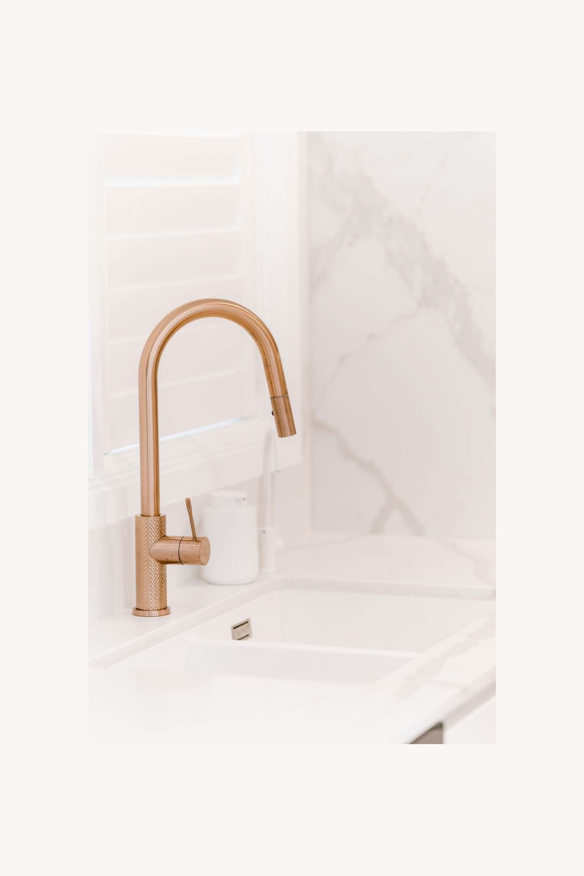 018-Modern-Kitchen-with-brass-tapware-Mosman-1084x1629.jpg