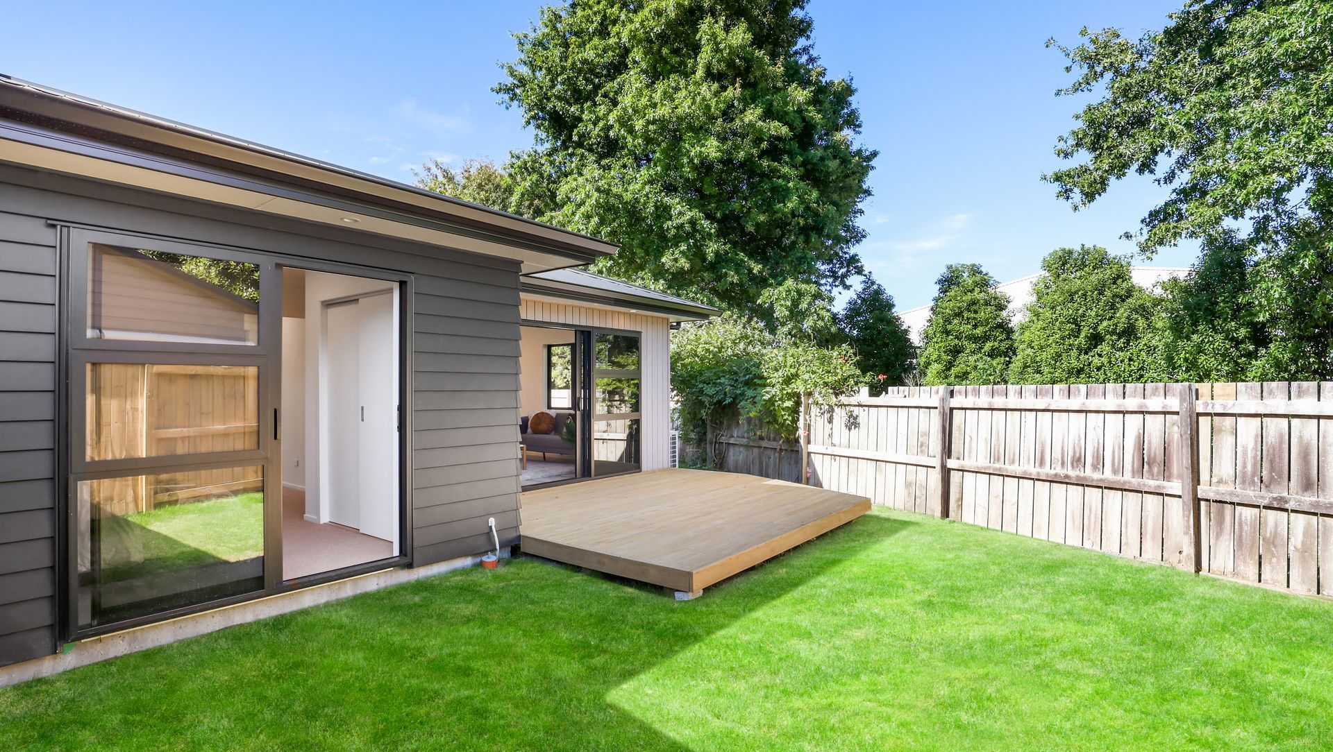 Oakfield Crescent, Hamilton banner