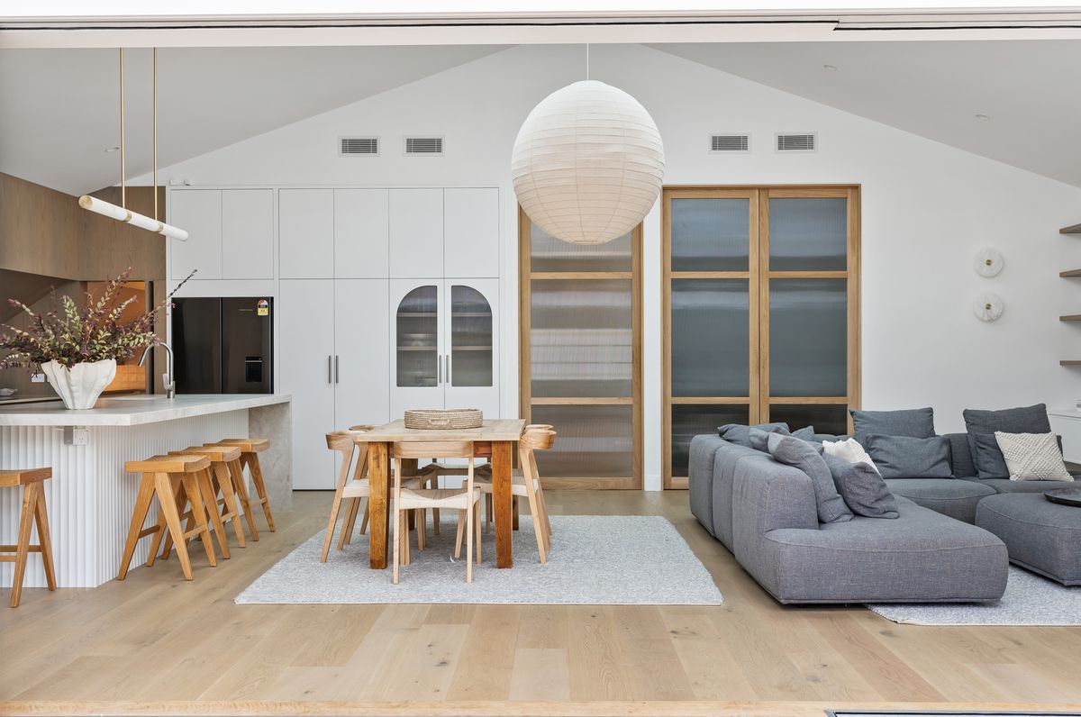 Ascot House   I   Narrow Neck