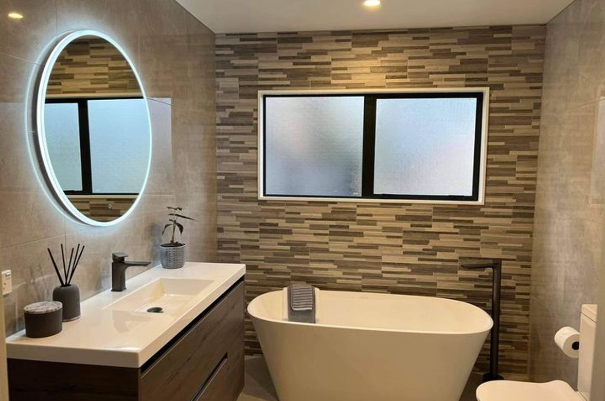 Gardens Main Bathroom