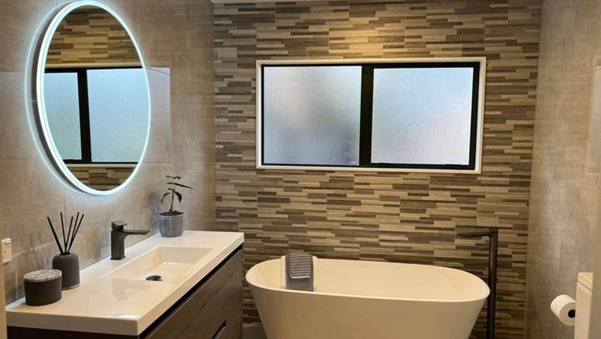 Gardens Main Bathroom banner