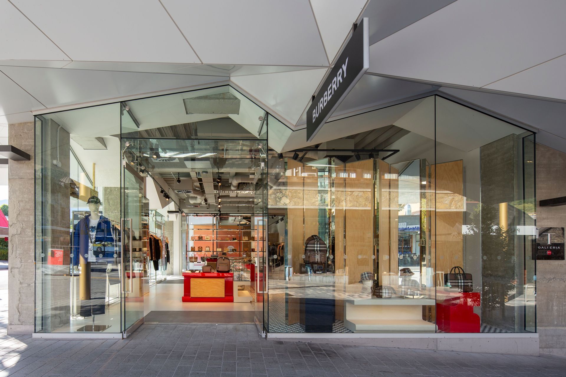 BurberryDFSQueenstownGalleria051.jpg