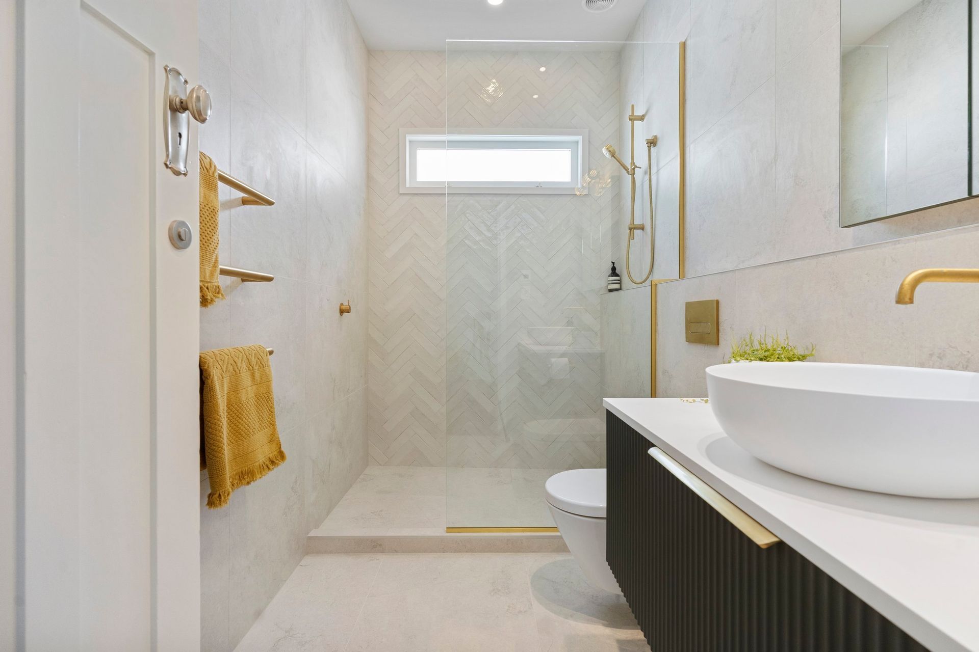 This elegant and sophisticated palette creates a main bathroom that exudes contemporary charm, making it a standout feature of the home. The thoughtful selection of colours and materials combines timeless appeal with a modern twist, resulting in a space that feels both fresh and inviting. This carefully curated design reflects current trends while maintaining a sense of pride and elegance, ensuring that the bathroom is a beautiful retreat for relaxation and rejuvenation.