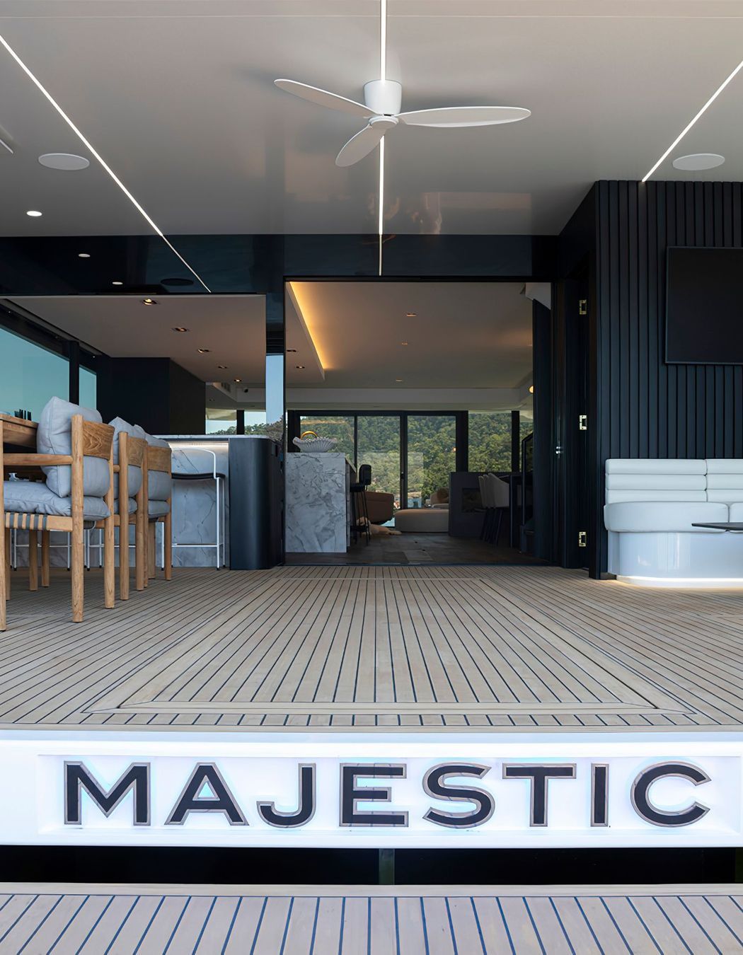 MFLHouseBoatmajestic-035-1.jpg