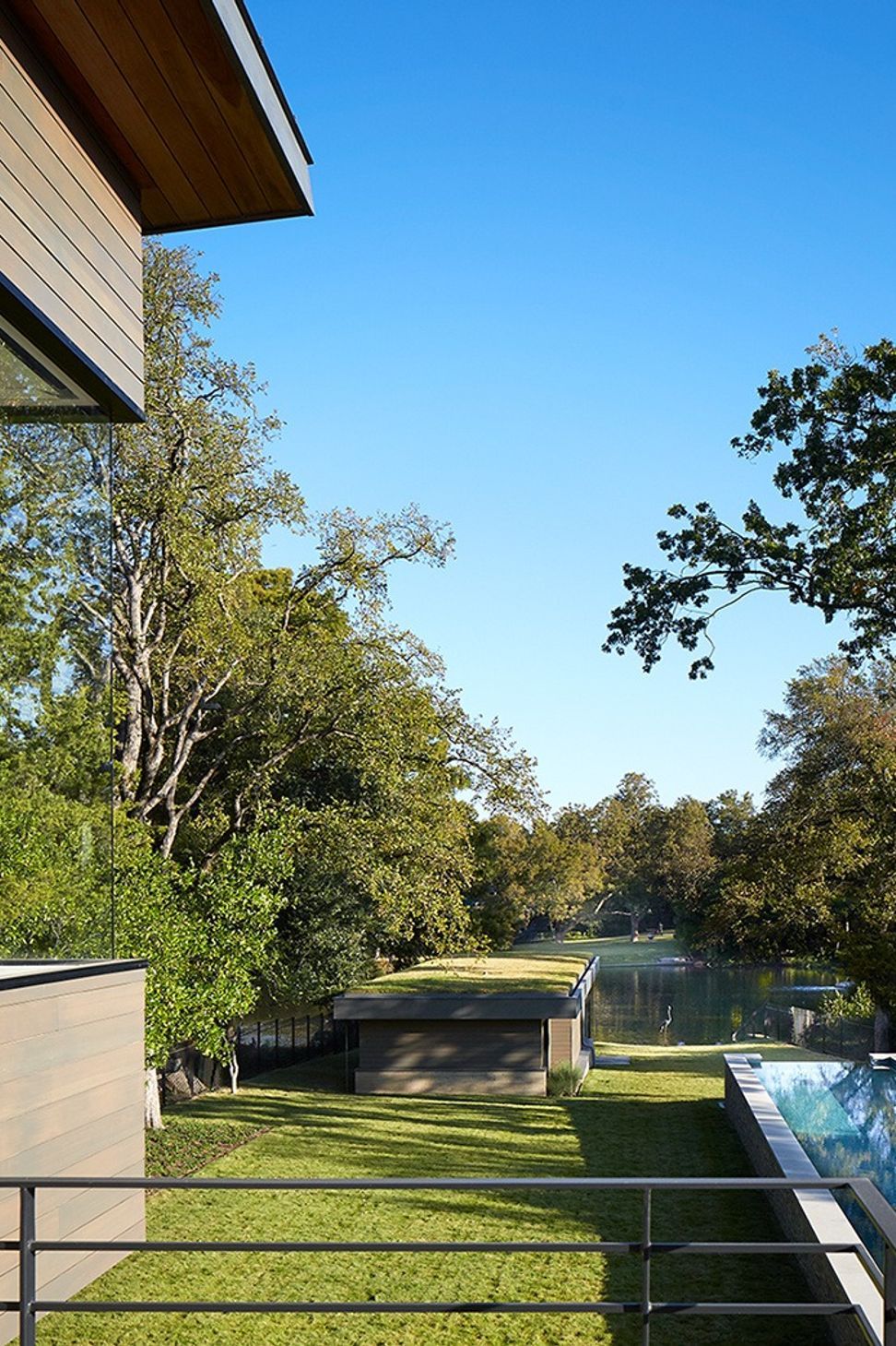 imgi14HoHP21Rear-Exterior-Pool.jpg