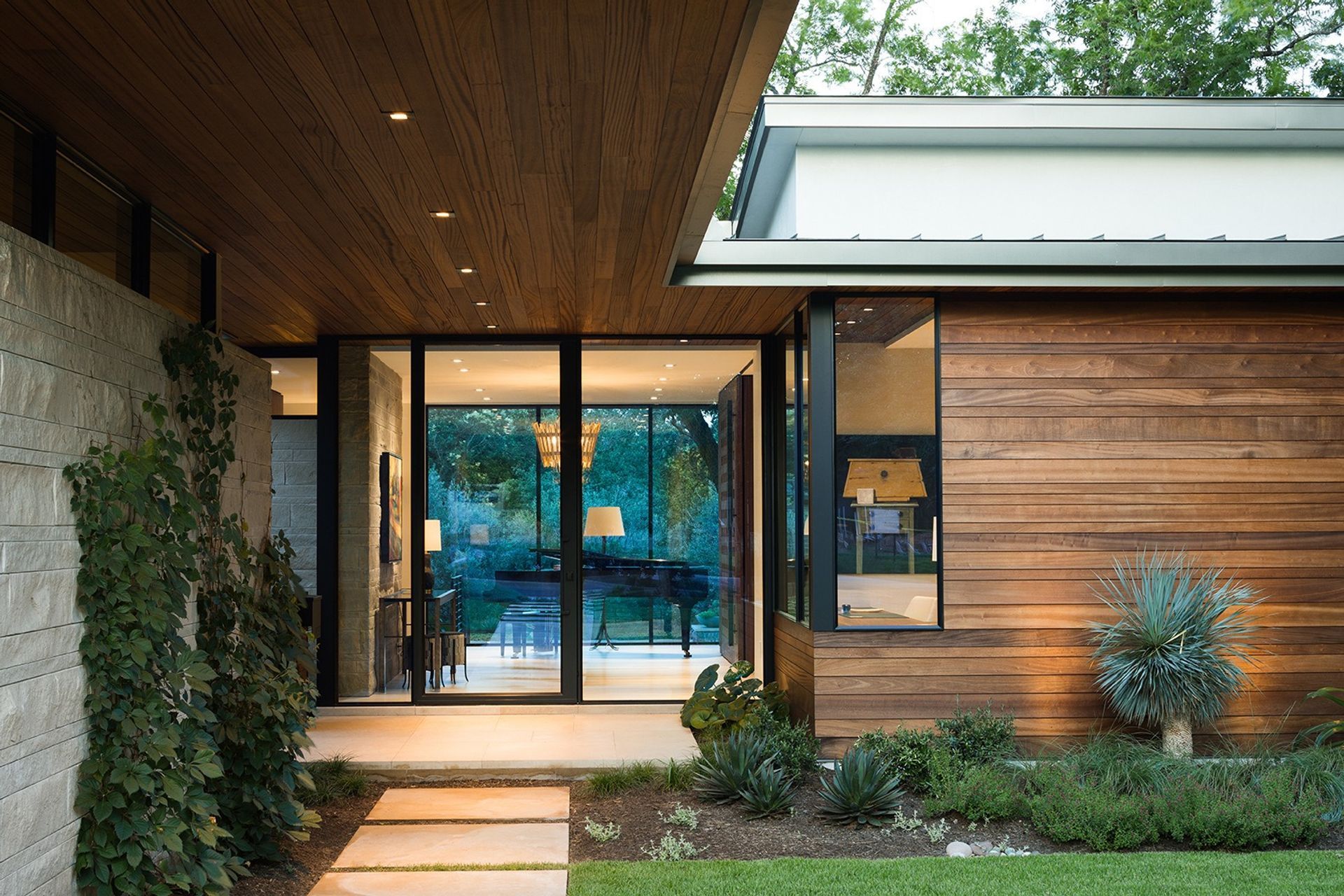 imgi15larue-aia-tour-2019-jake-holt-photo-22foyer-exterior-dusk.jpg
