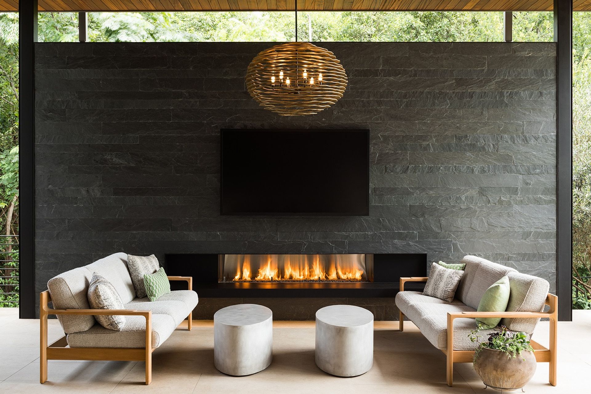 imgi27larue-aia-tour-2019-jake-holt-photo-05outdoor-living-fireplace-day.jpg