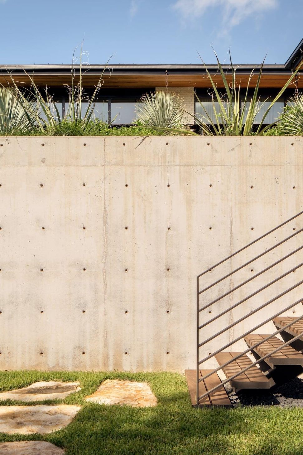 imgi36DSC02660-08concrete-wall-daycompressed.jpg