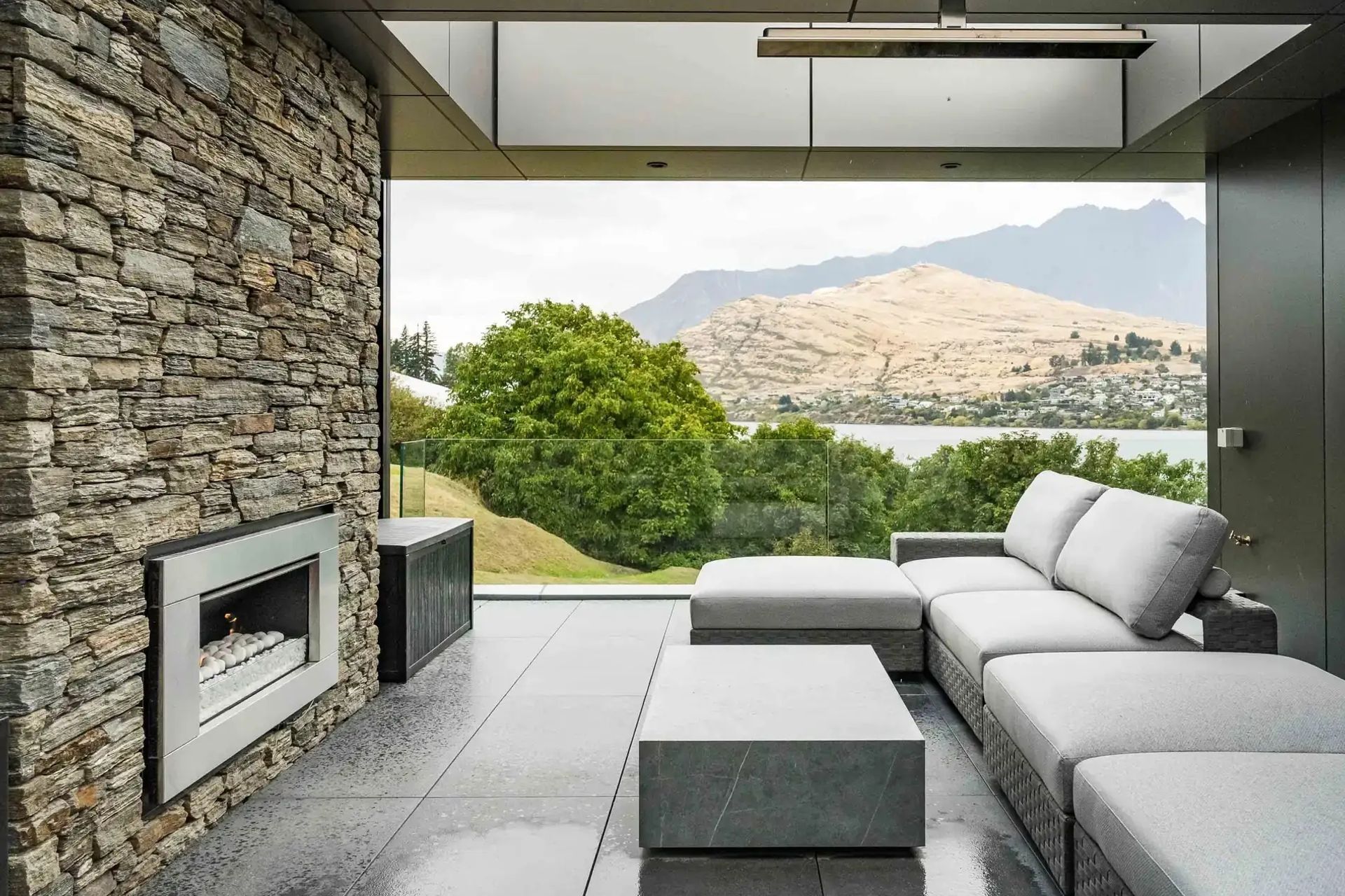 lakefront-residence-gallery-07-ap-compressed.jpg