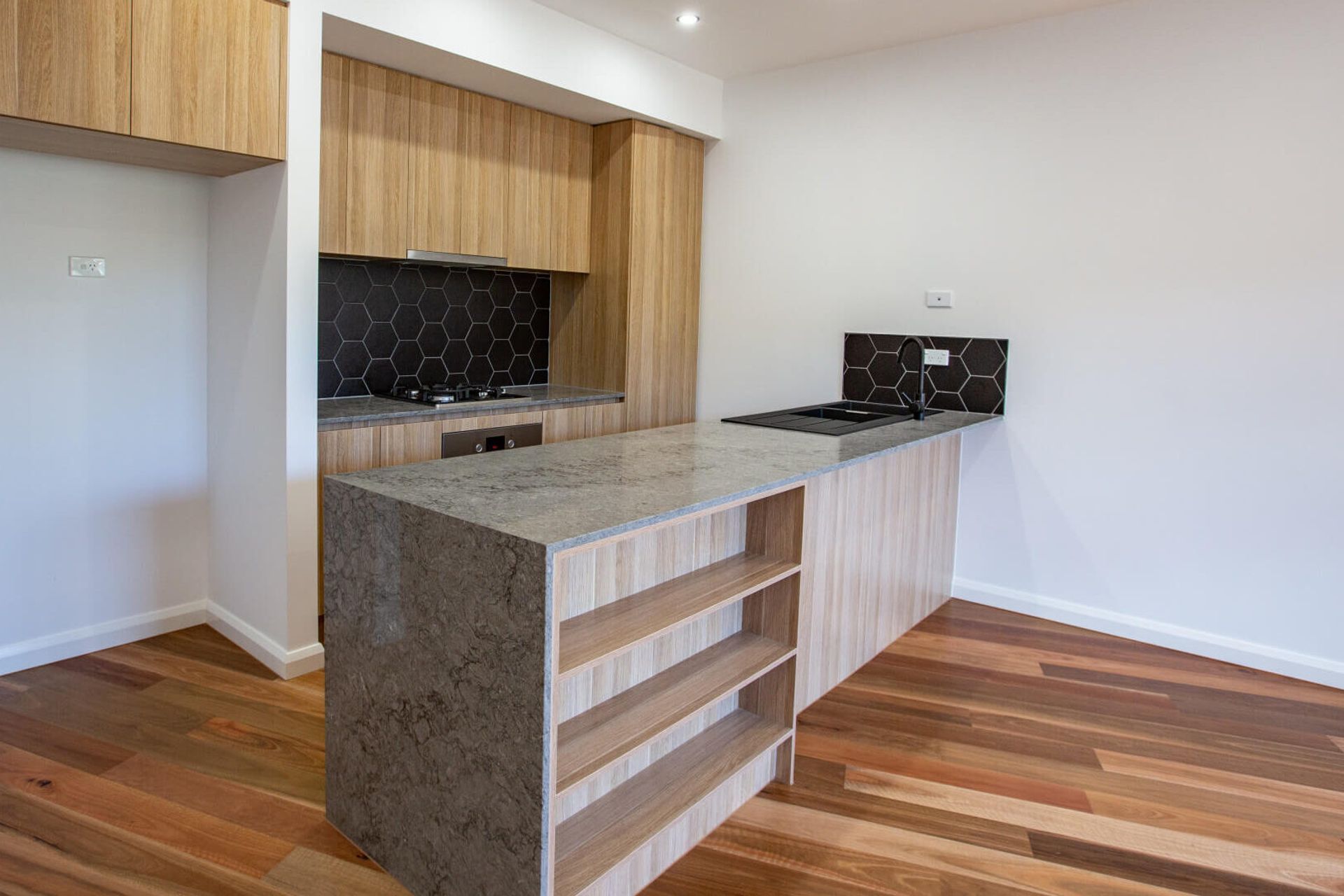 Burbank Drive, Reservoir