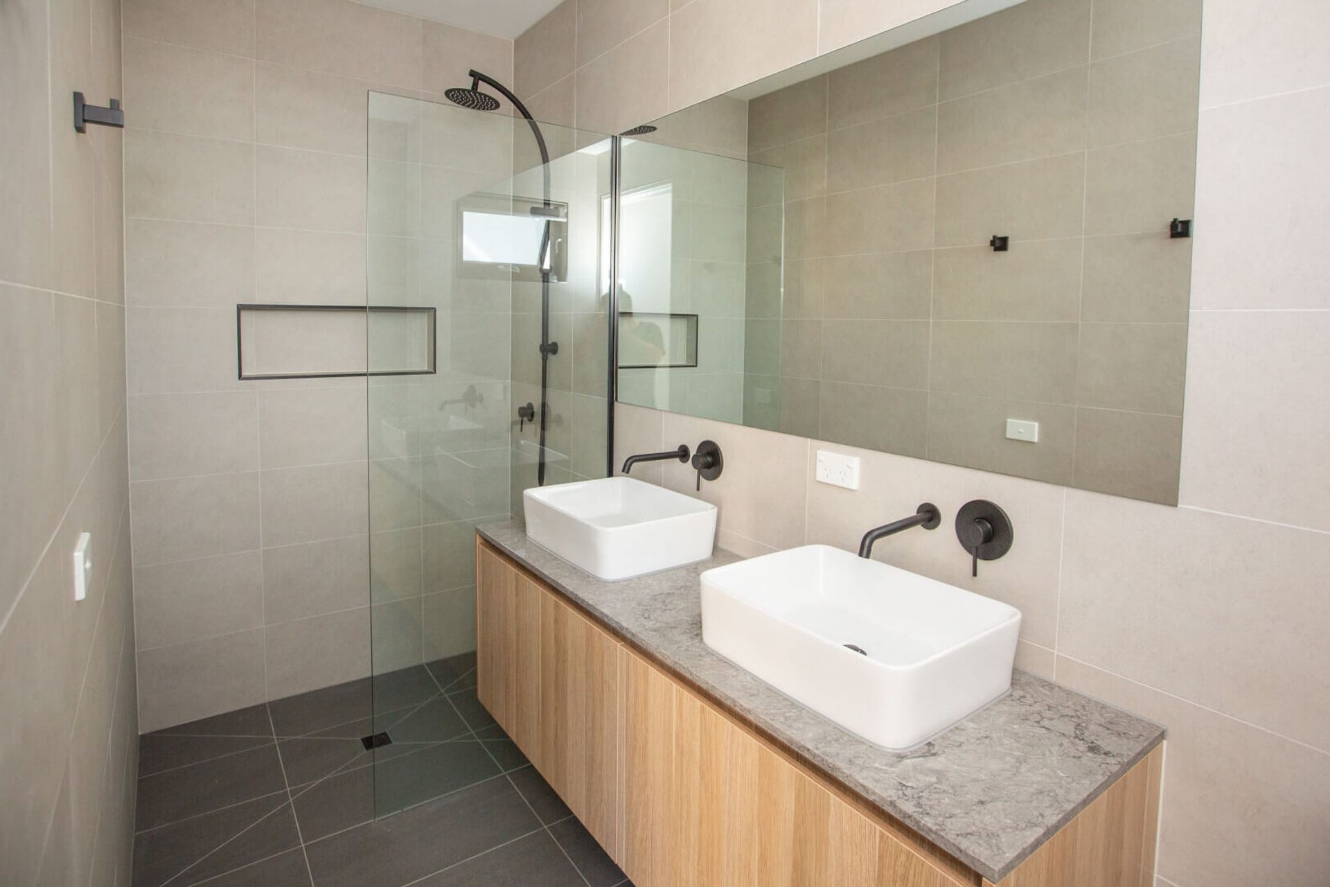 Burbank Drive, Reservoir