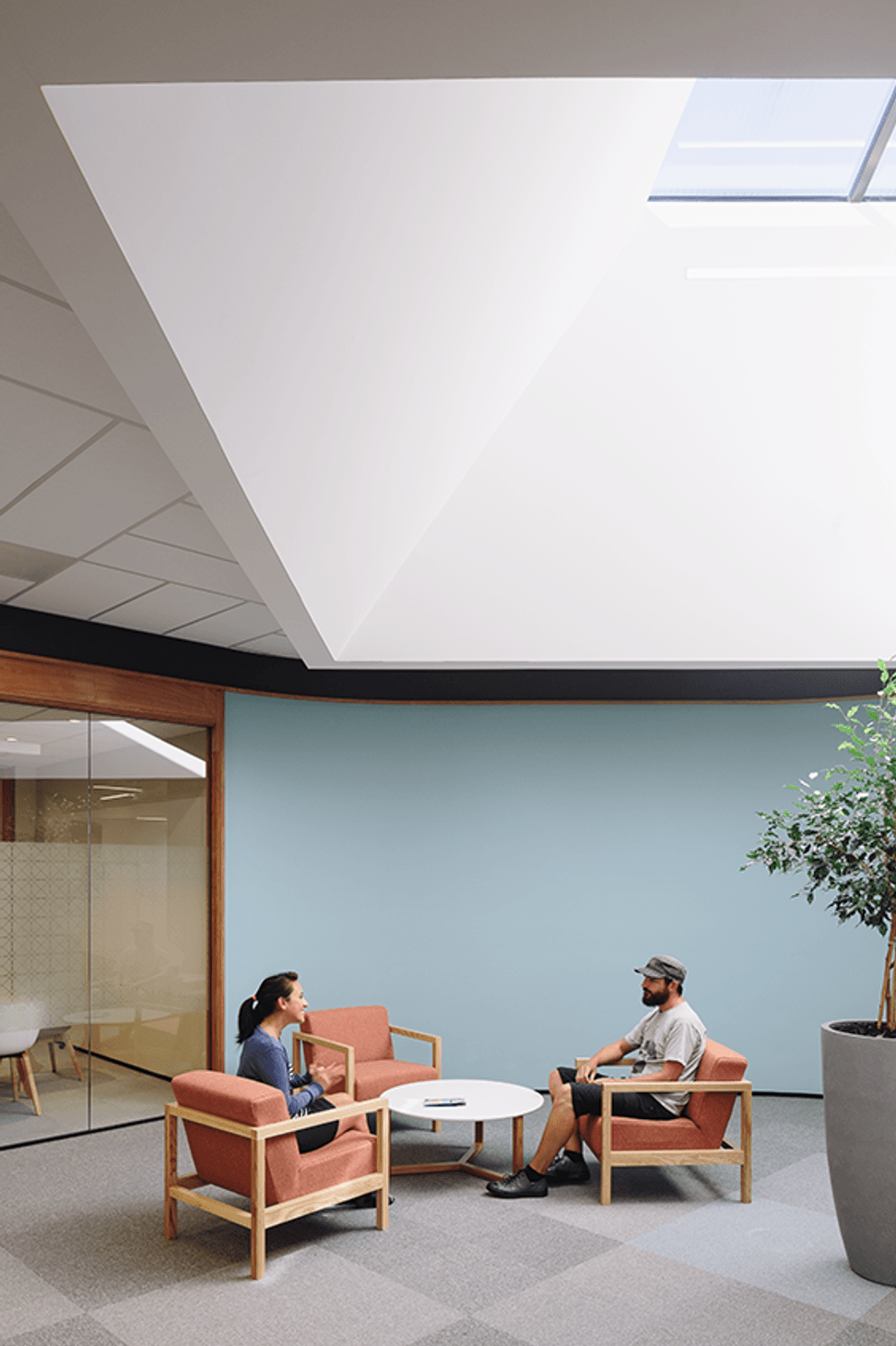 A combination of collaborative, meeting and focus spaces has been provided; whether that be in an enclosed meeting room, booth spaces or open, loose seating.