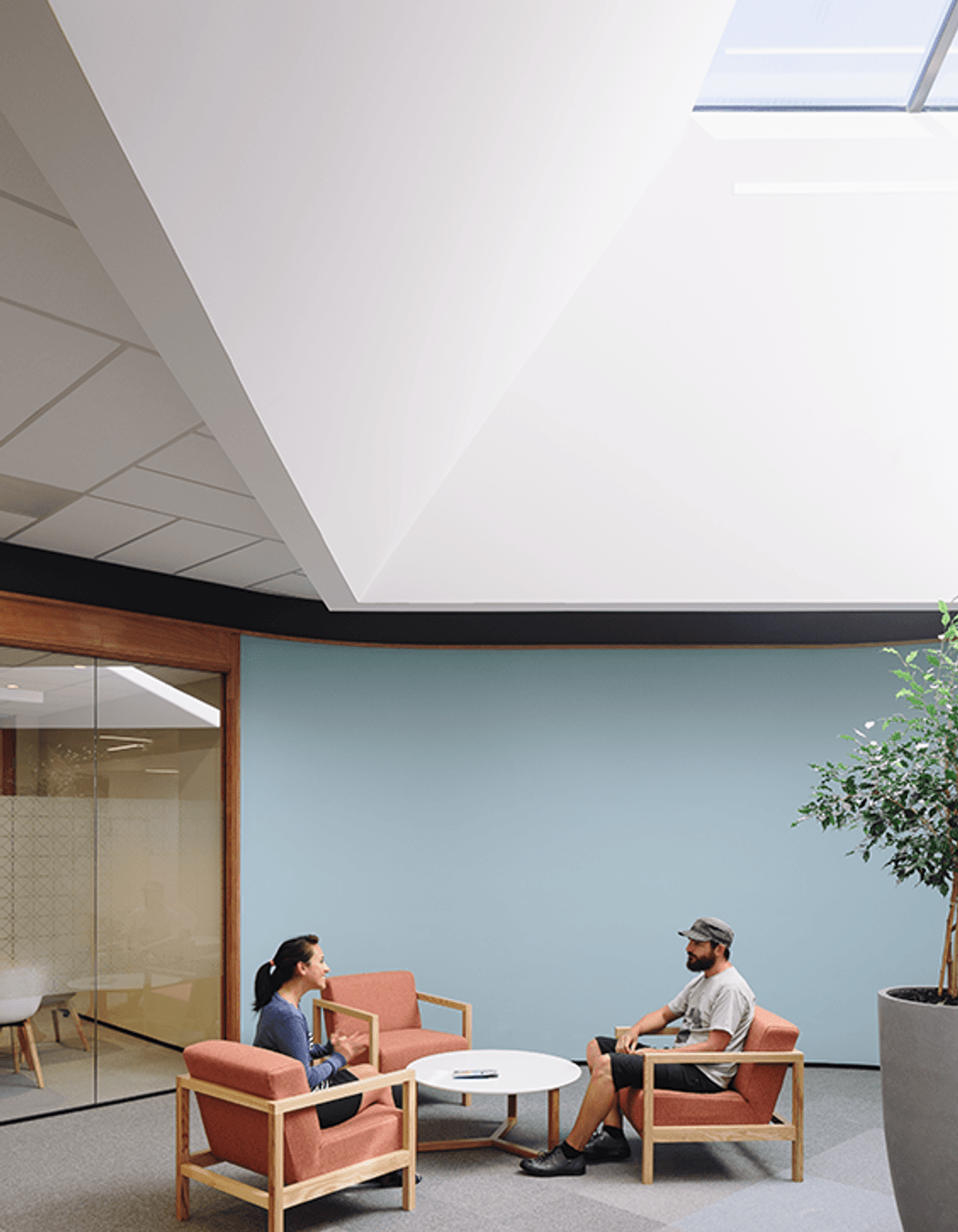 A combination of collaborative, meeting and focus spaces has been provided; whether that be in an enclosed meeting room, booth spaces or open, loose seating.