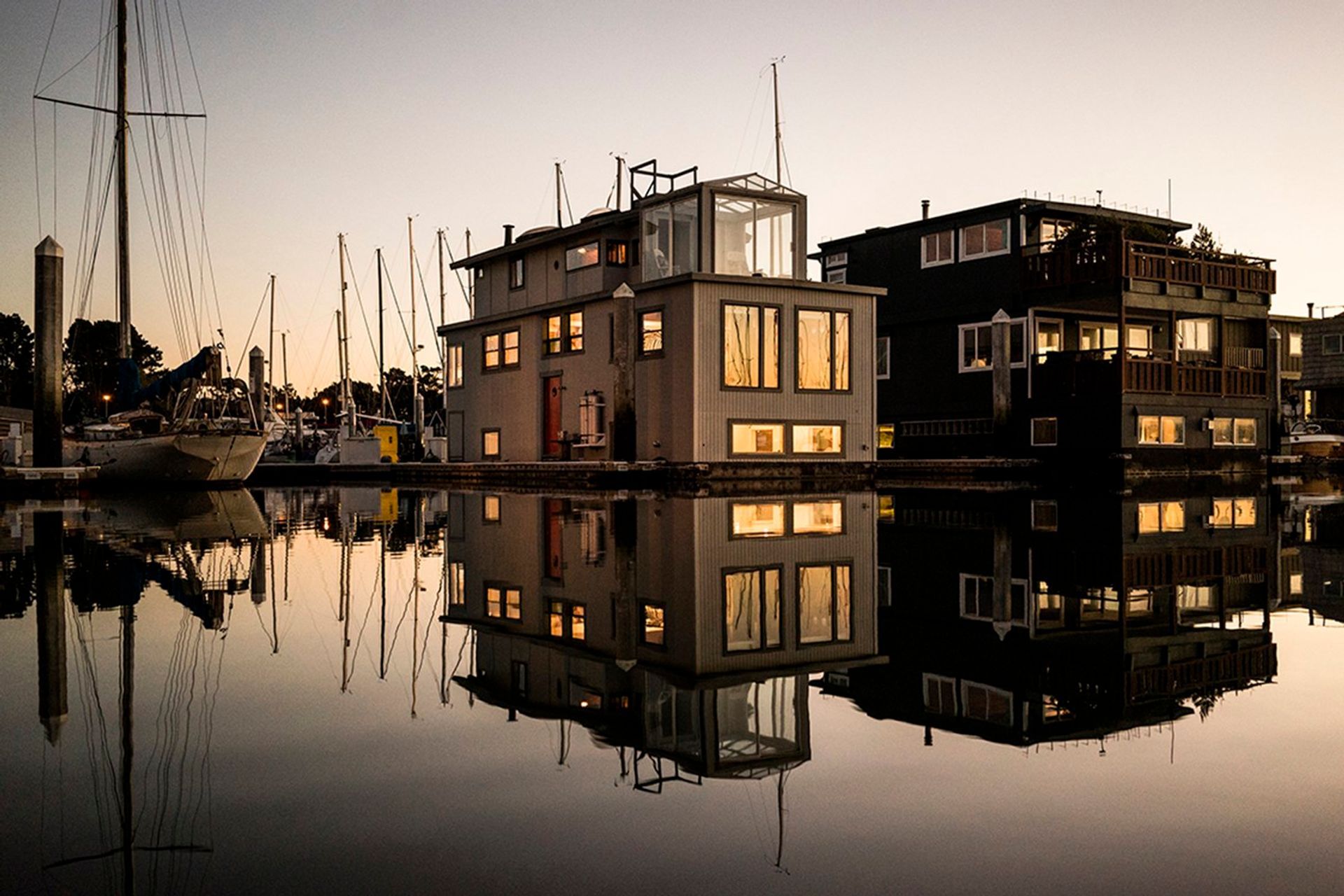 houseboat-thumb-v4.jpg