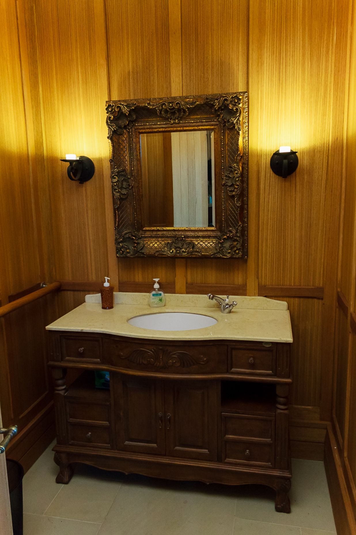 Chapman Hall Castle - Bathroom