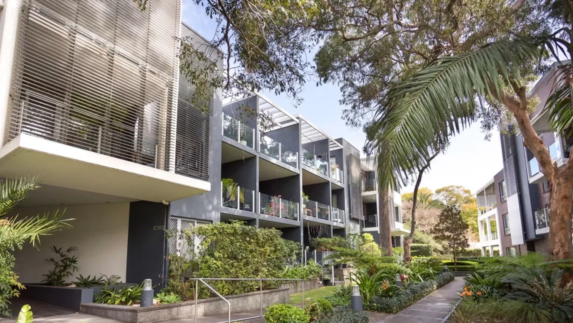 Auburn Street Apartments banner