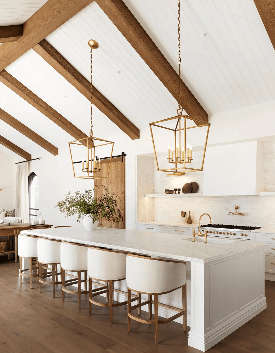 alisa-and-lysandra-brighton-bungalow-gold-pendants-exposed-beams-67a02da87c0af.png