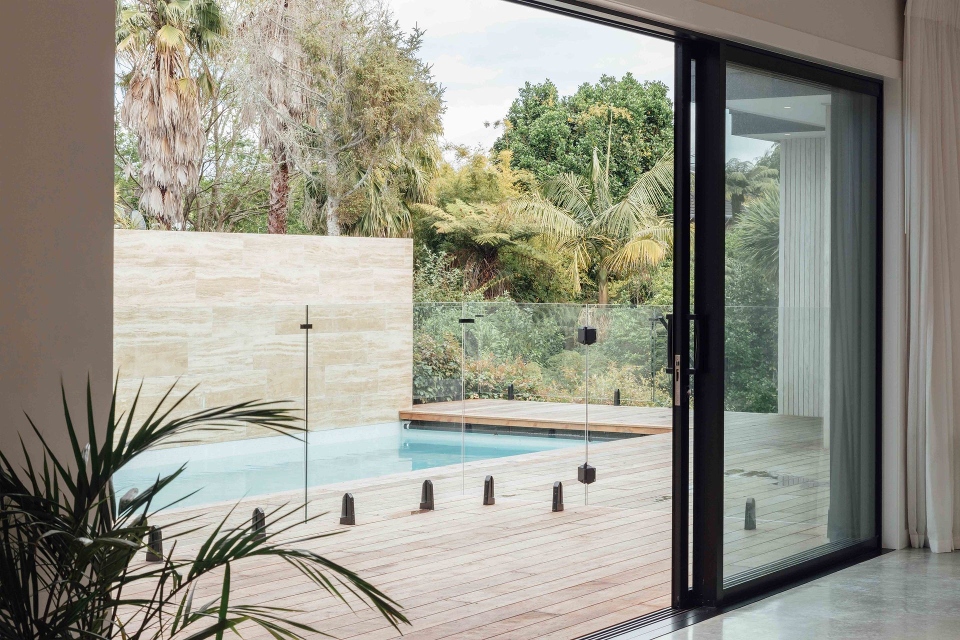A central courtyard with swimming pool was created on the middle level, a central tenet of the California Modern architectural style.