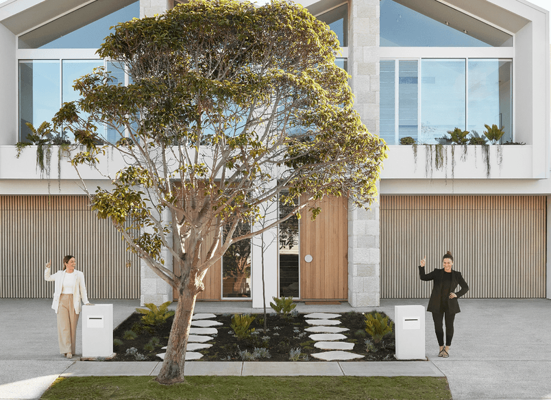 DecoBatten Completes the Look of Alisa & Lysandra’s façade