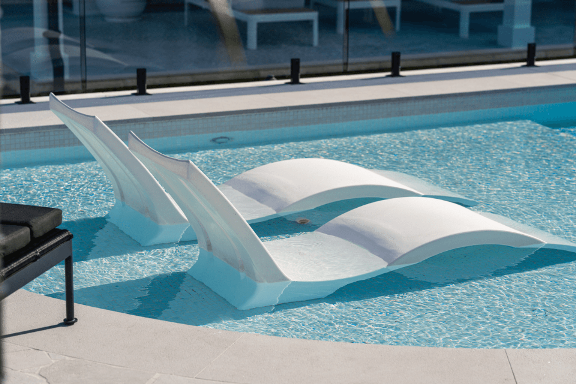 Every detail considered. Luna Chiaro Limestone's custom coping meets the water's edge with a clean finish, while the Alfresco surface provides secure footing around the pool. Form and function working together beautifully.