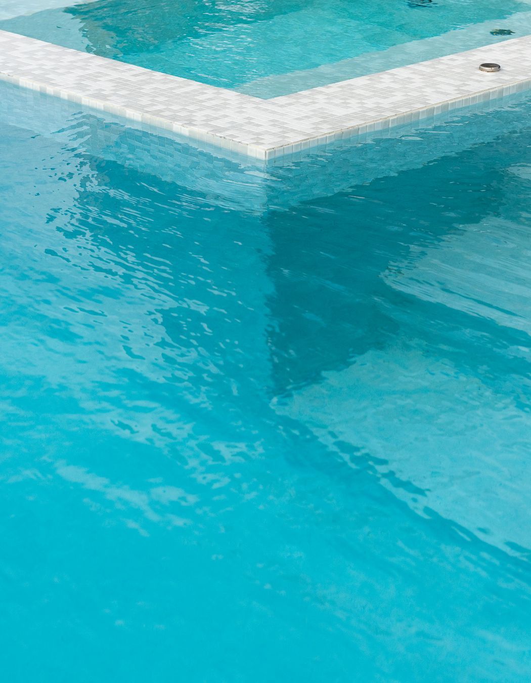 Fully Tiled Spa Pool and 300mm deep waterline for the pool - Bisazza Ghiaccio