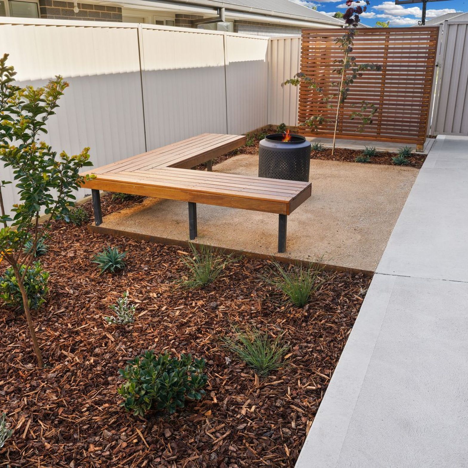 Cozy-Courtyard04-v3.jpg