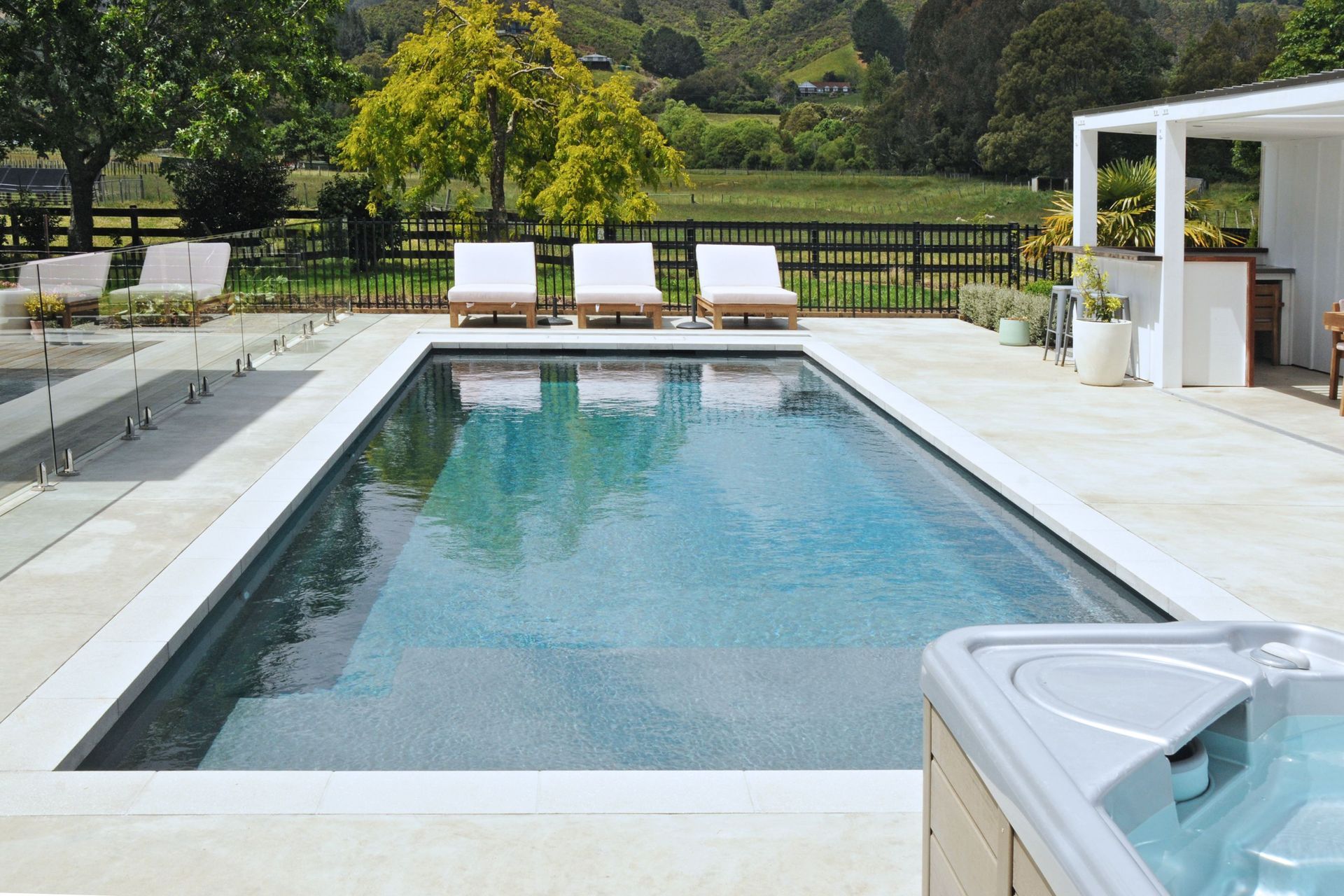 Horizon Grigio drop-down on the Acclaim 12m Graphite Grey.