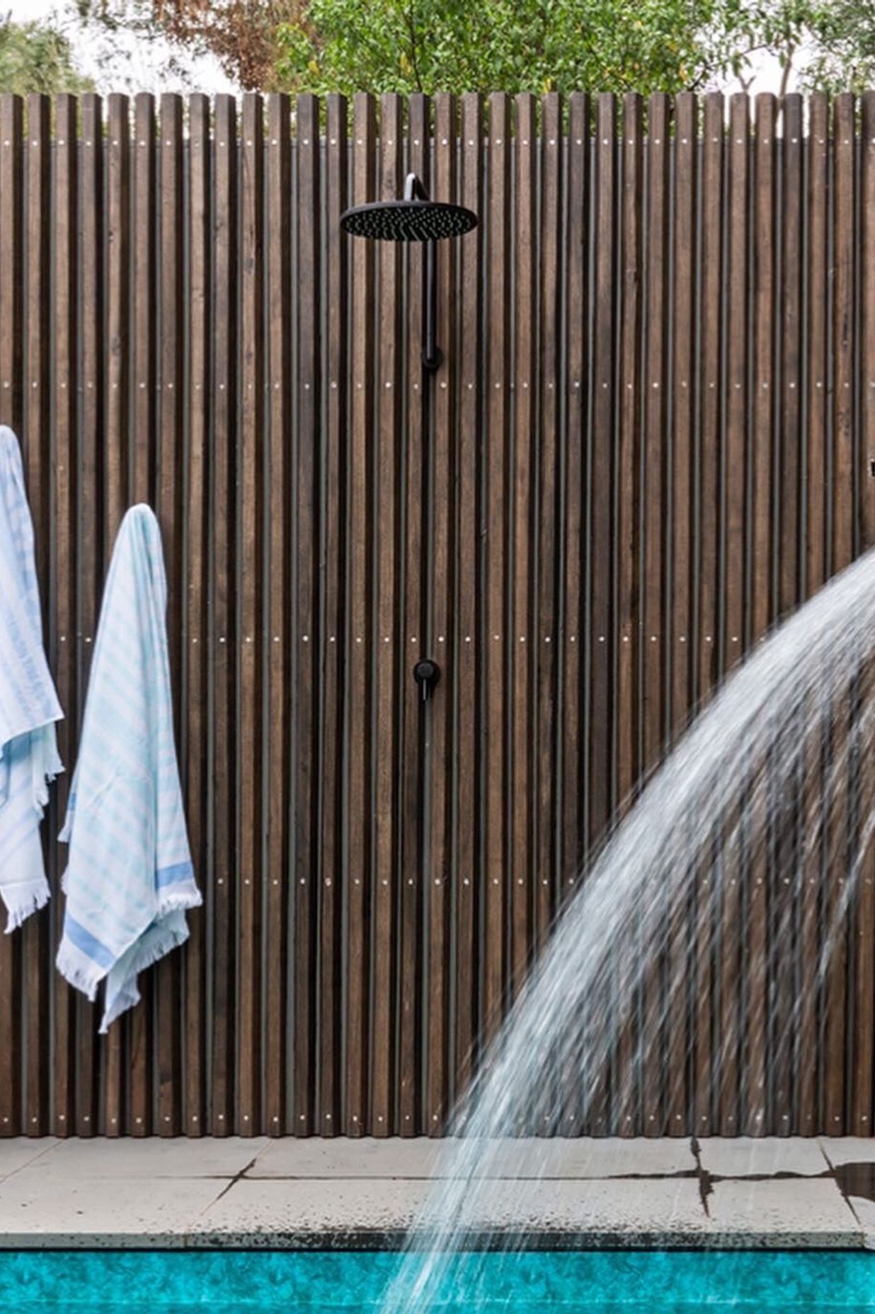 Photography: Patrick Redmond | Outdoor shower with radial timber screen boards