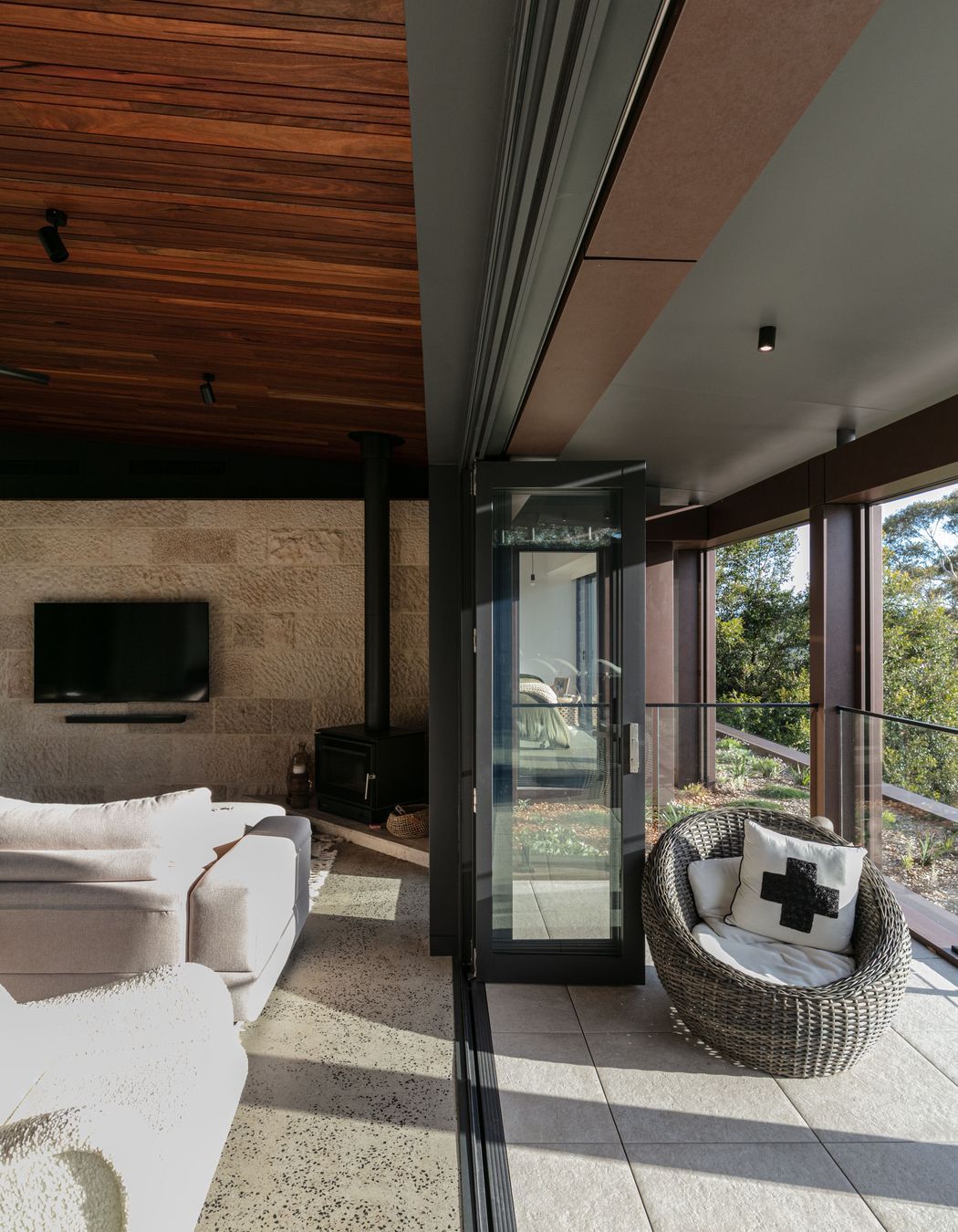 The stepless transition to outside connects the two spaces seamlessly.