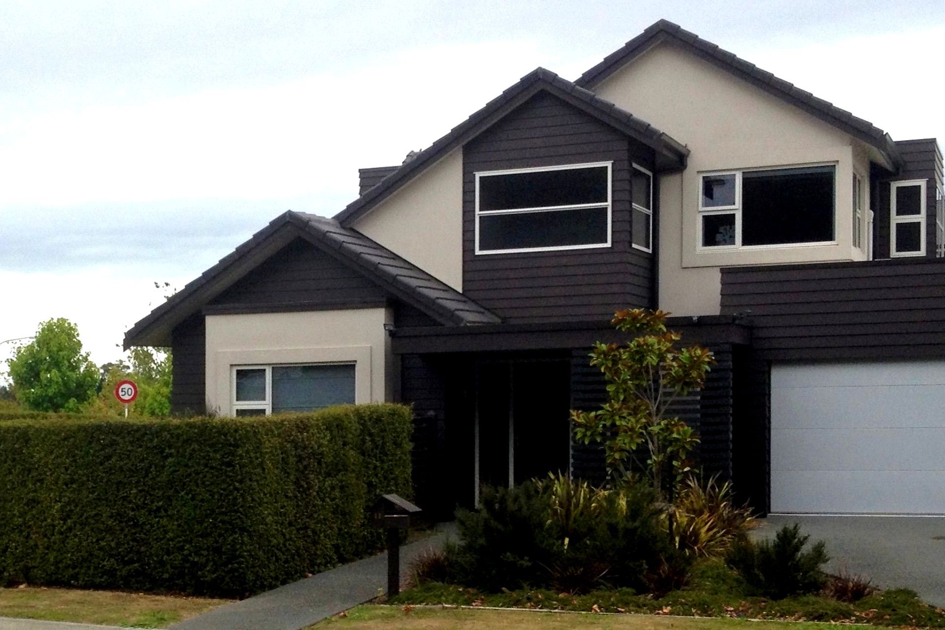AFTER – hedge installed
