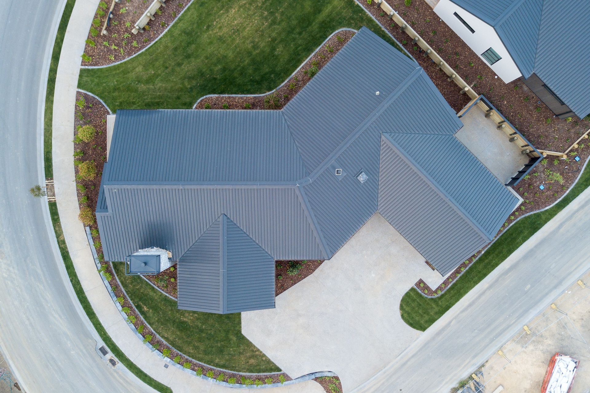 'Metropolis coal dust' was chosen for the roofing.