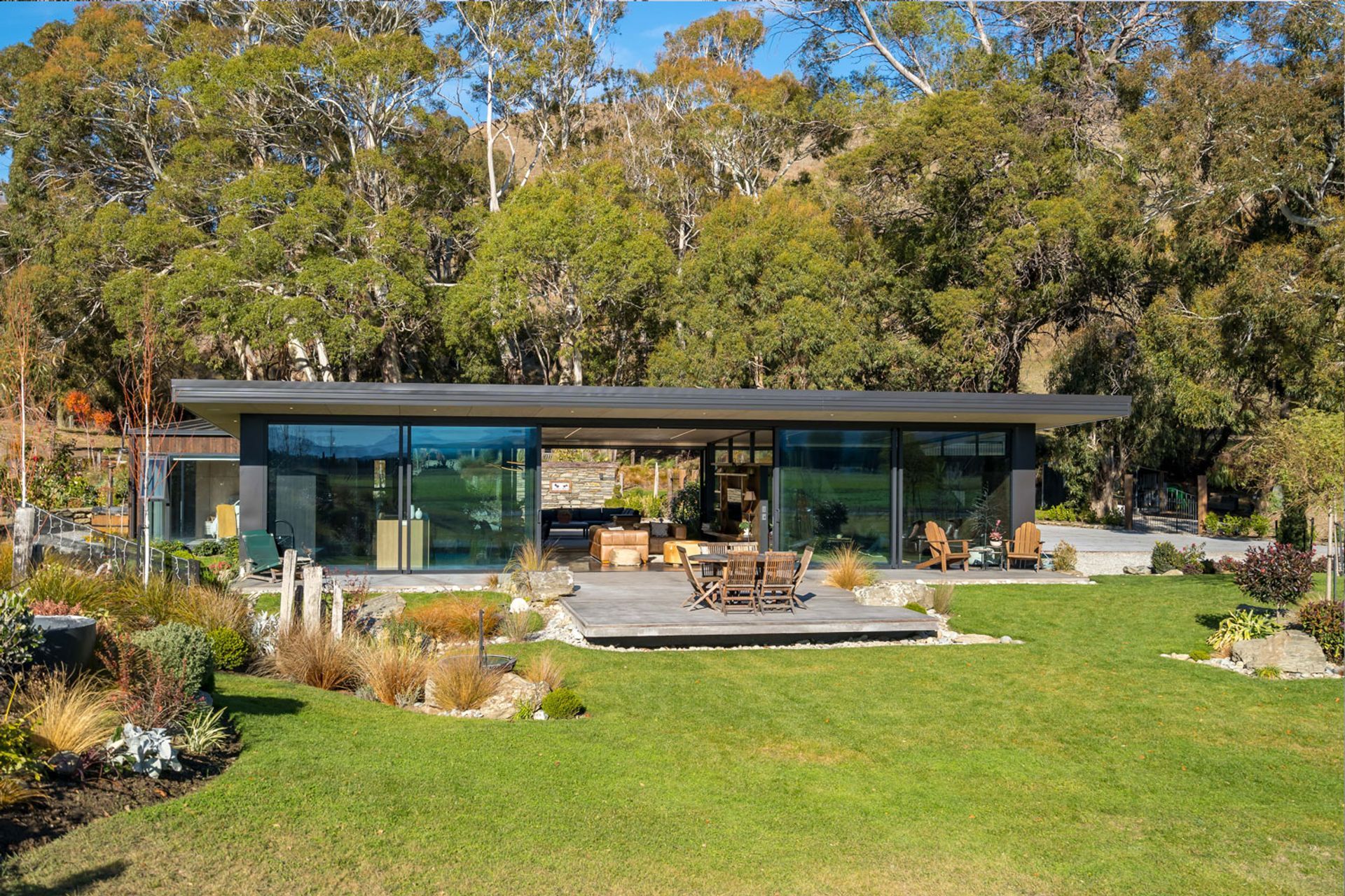 The brief from homeowners Sue and Simon Nyhof was for strong indoor-outdoor flow and lots of glass, and that the home be energy efficient. Gary credits builder Paul Davidson for his part in the collaboration: “Nothing was a problem.”