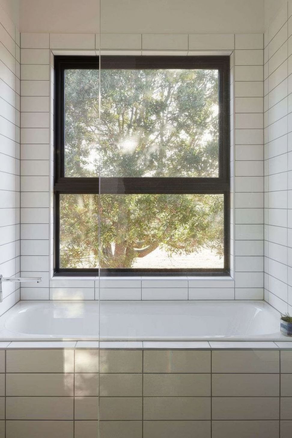 archipro-BonnieDoonHouse853x1280Bath-682x1024.jpg