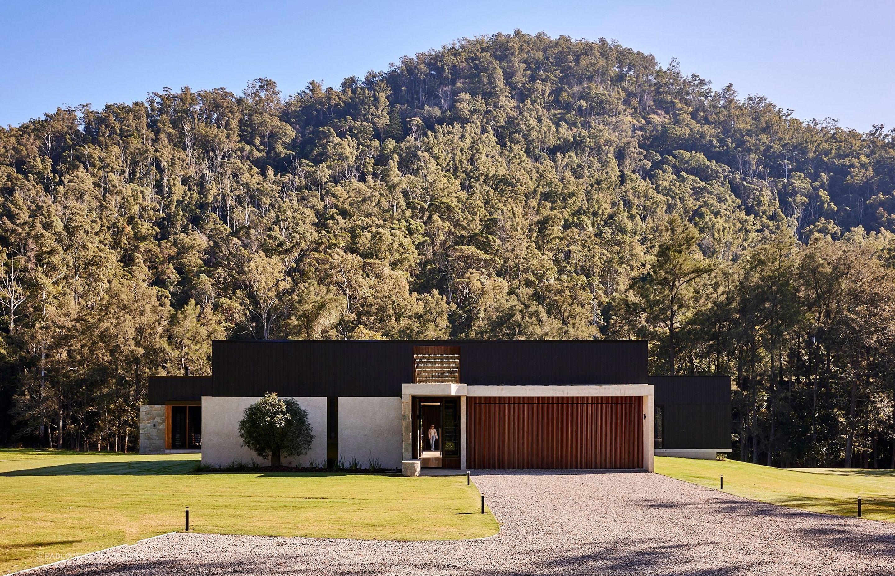 shaun-lockyer-architects-amaroo-bush-hinterland-facade-front-entry.jpg