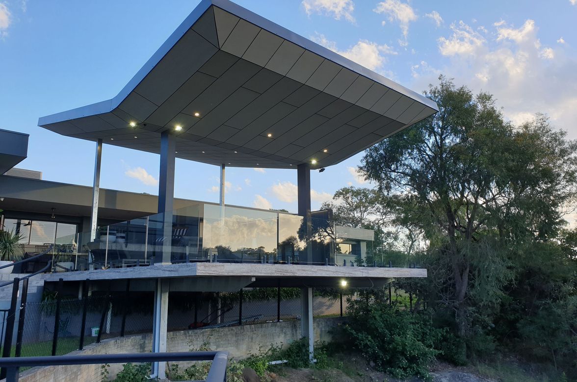 Annangrove Patio: Butterfly Roof Framing Mountainous Views
