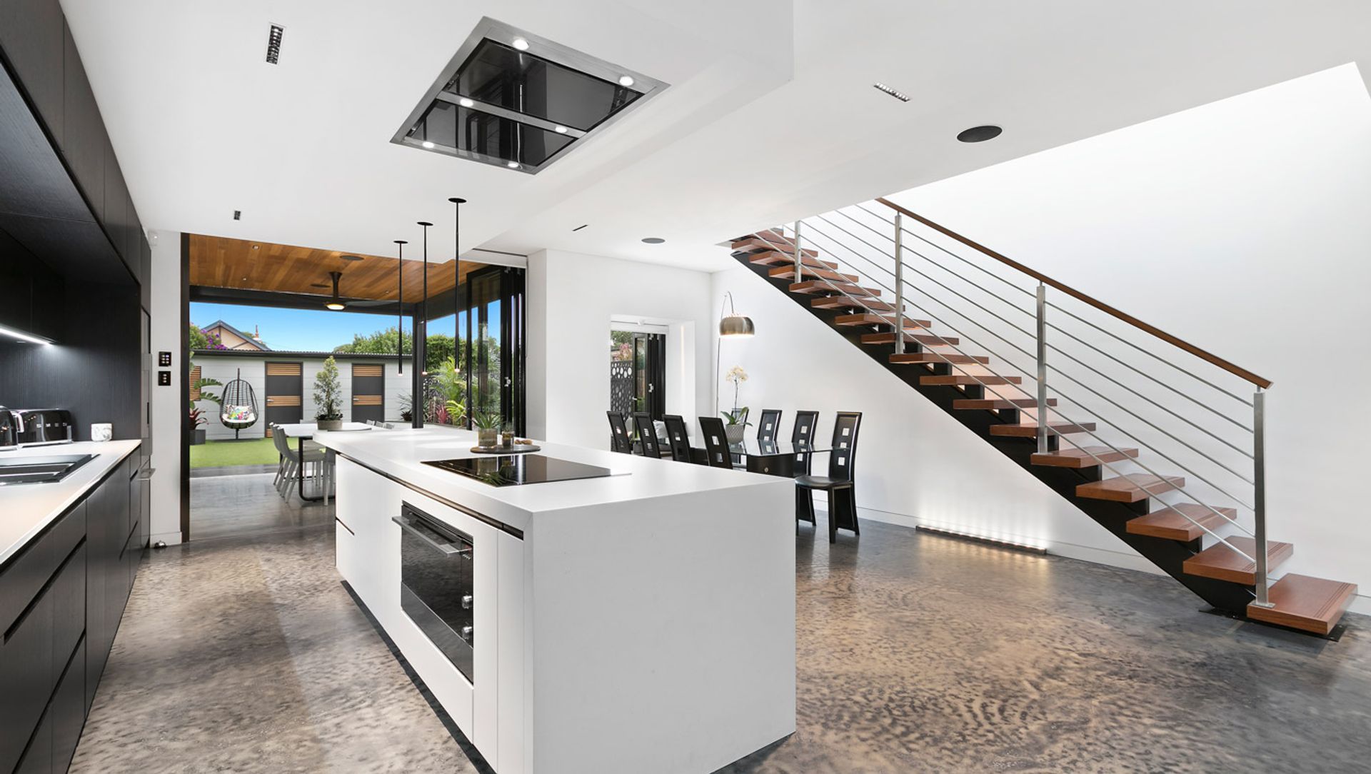 Seamless Indoor, Outdoor Living banner