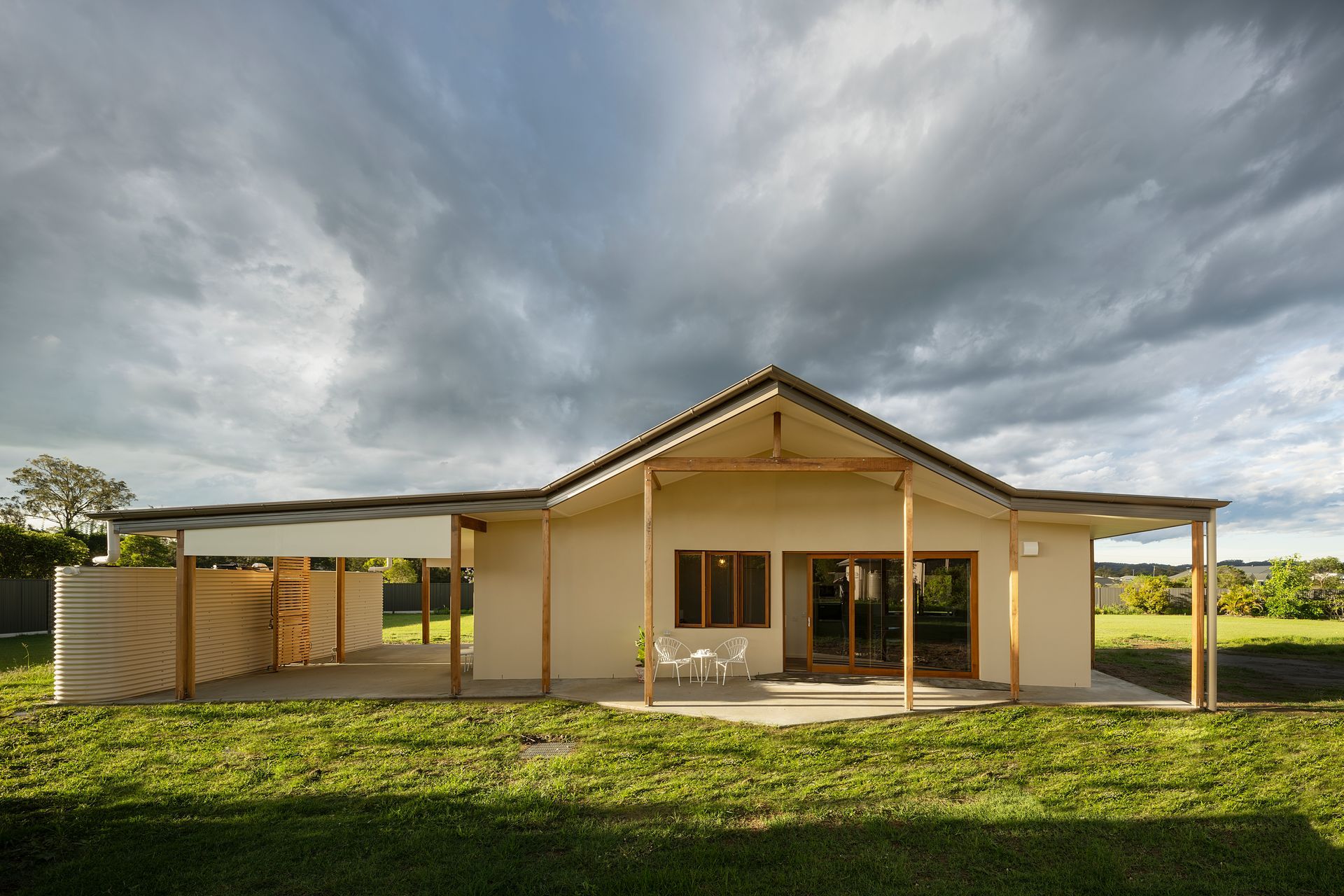 The low pitched eave extensions to the east and west reflect the sprawling nature of the ‘large lot’ neighbourhood home, and its generational iterations over time. Photo: ©Angus Martin