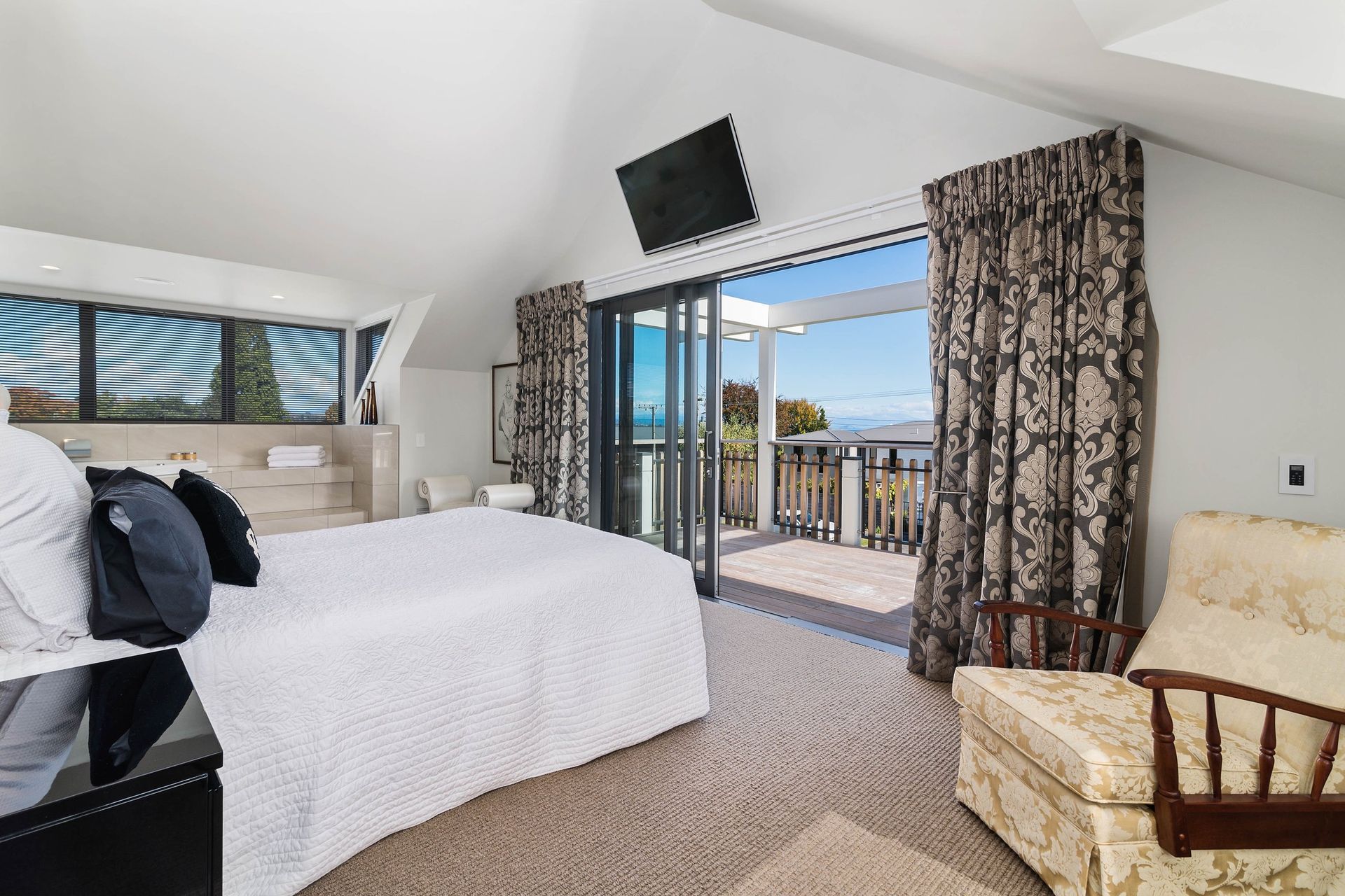 Hosking Home &amp; Boatshed, Bird Area