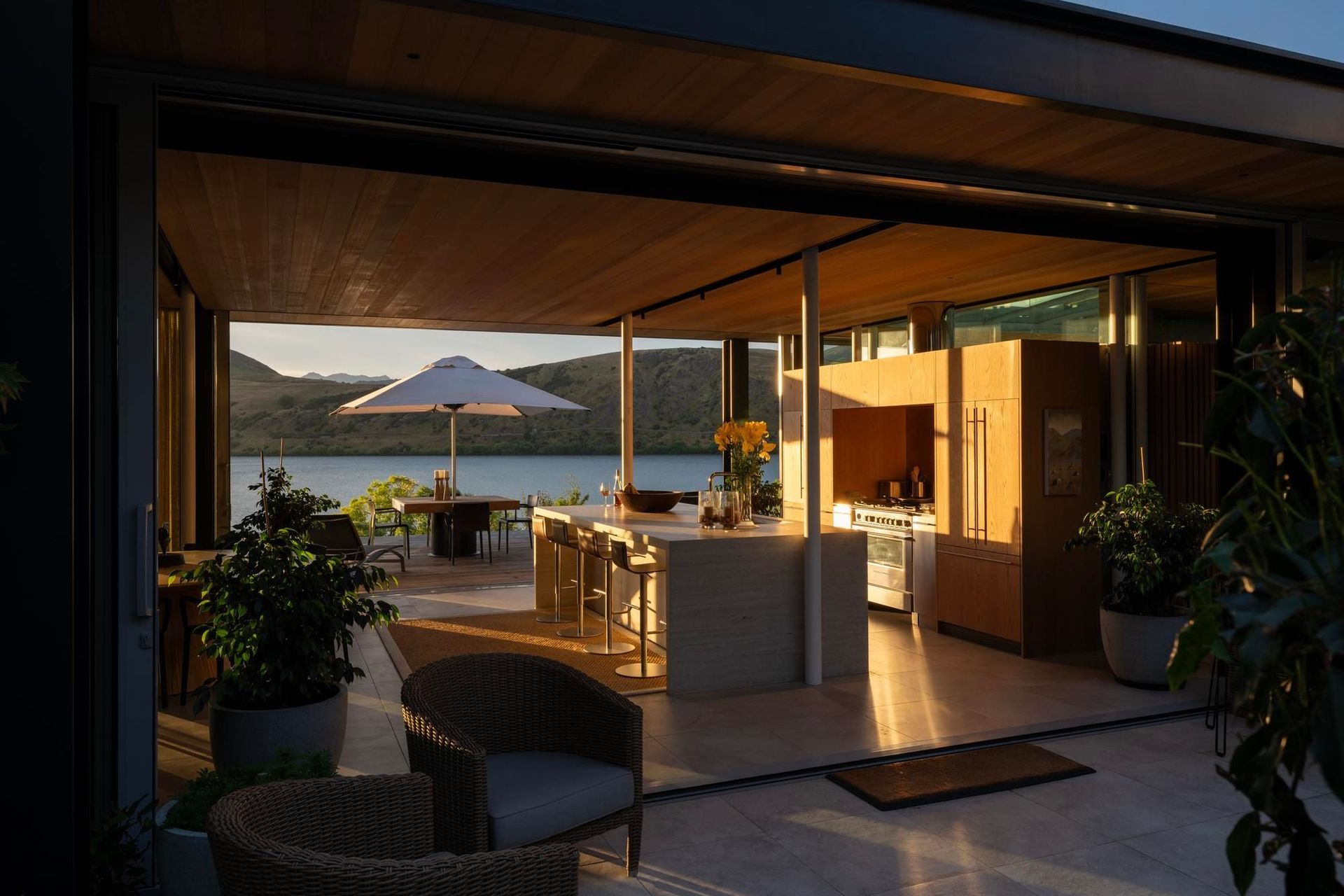 Courtyard-Houseview-through-kitchen-towards-lake-viewing-deckSimon-Devitt10.jpg