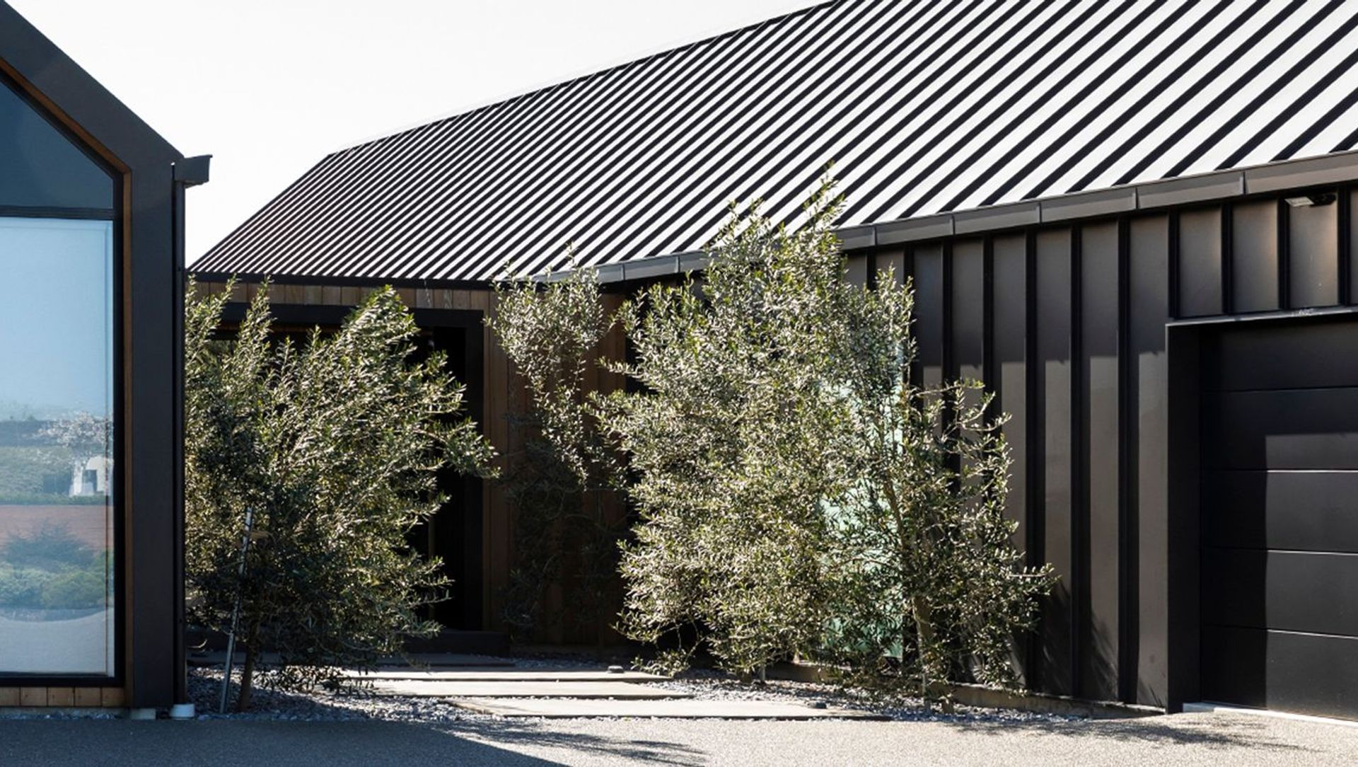 H Shape House banner