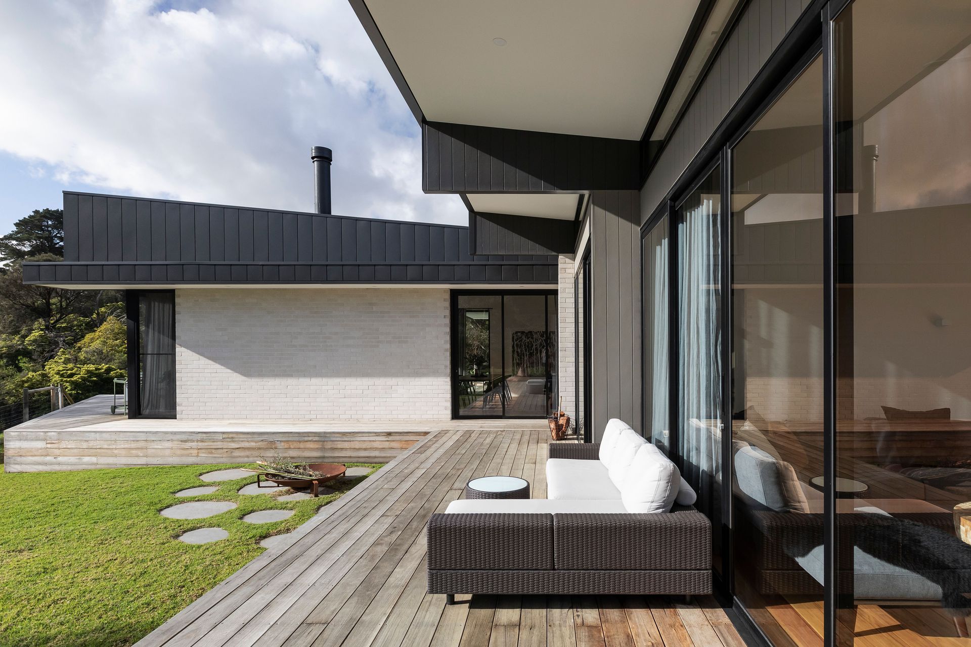 With well-resolved passive solar design principles executed throughout, on-site water storage and a significant array of PV solar panels, the Mount Eliza project pays careful respect to the environment that surrounds it.