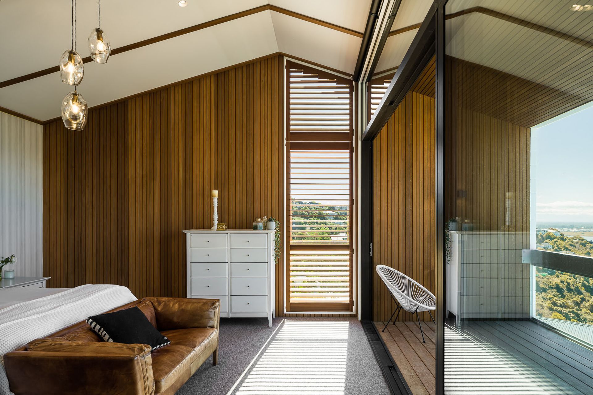Shiplap vertical weatherboards have been used both internally and externally to impart a sense of the bedroom and verandah being connected spaces.