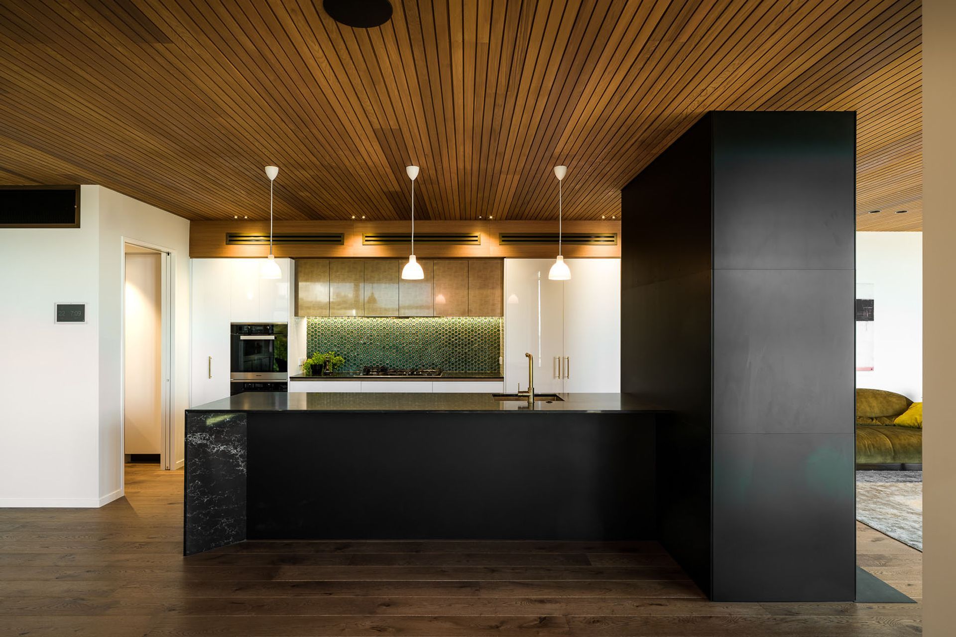 The influence of the Christchurch Style lends the interiors a retro feel, enhanced by the colour palette of natural timbers and solid colours.