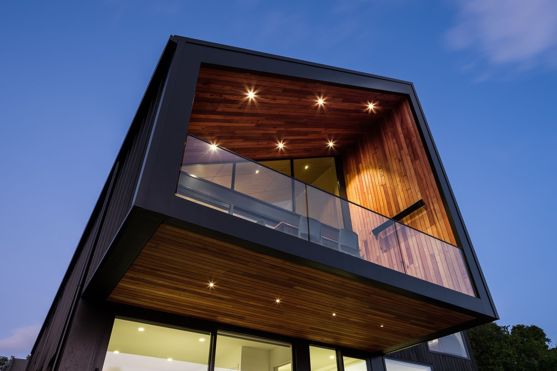 The cantilevered balcony upstairs provides the owners with the opportunity to further immerse themselves in their surroundings.